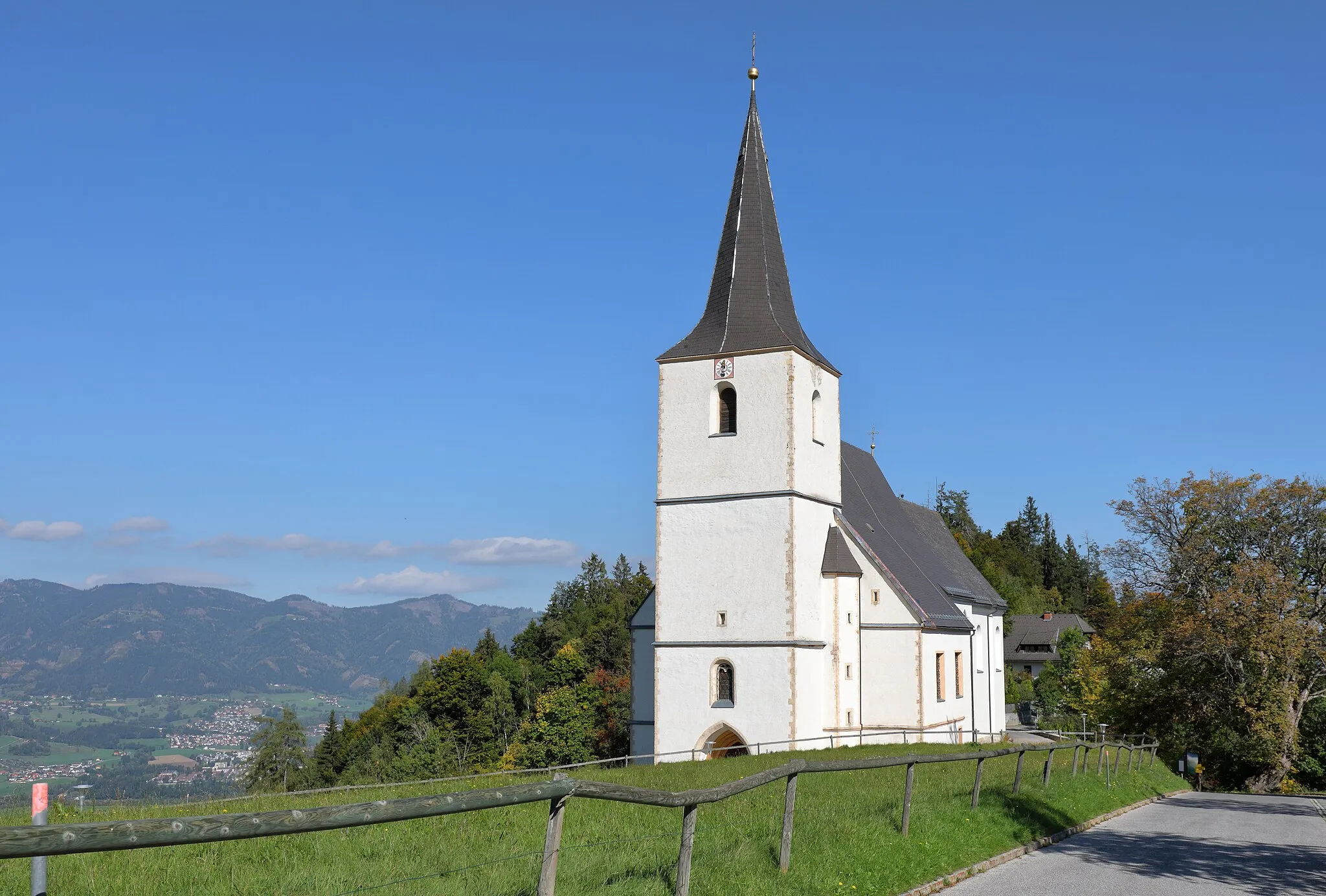 Photo showing: Südansicht der röm.-kath. Pfarr- und Wallfahrtskirche Maria Rehkogel in Frauenberg, ein Ortsteil der steirischen Marktgemeinde St. Marein im Mürztal. Die Kirche wurde von 1489 bis 1496 errichtet und 1769 mit einem barocken dreijochigen Chorraum erweitert.