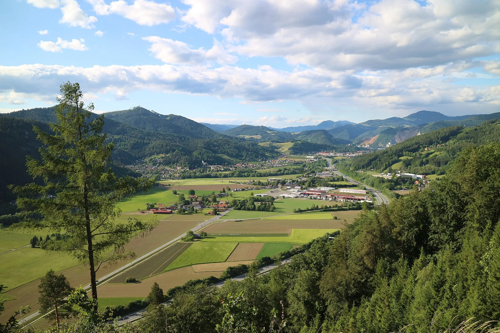 Photo showing: Blick von der Westflanke des Eggenberges ins Mittlere Murtal bei Friesach, Grazer Bergland, Steiermark