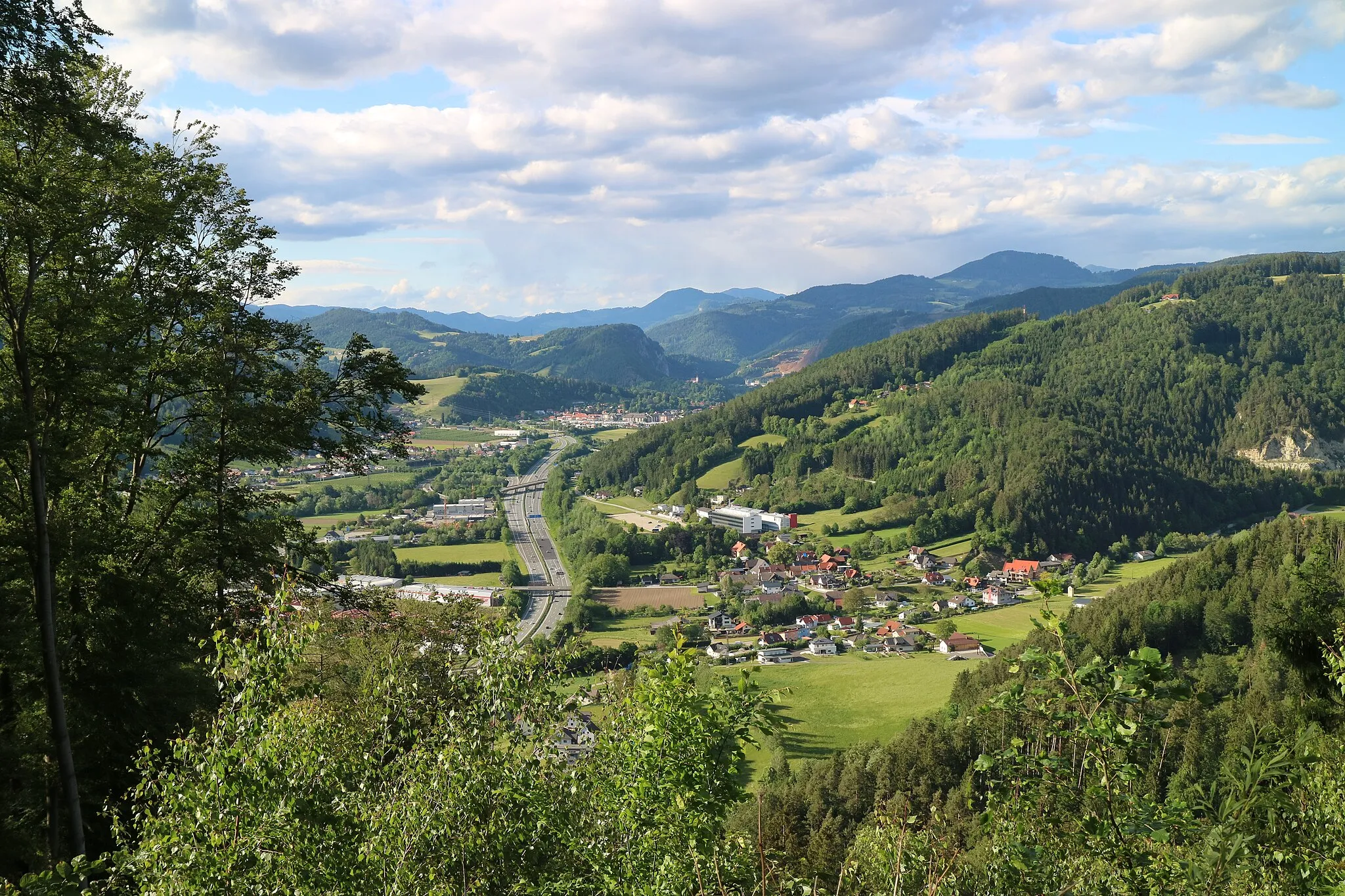 Photo showing: Blick vom Eggenberg ins Mittlere Murtal bei Friesach, Grazer Bergland, Steiermark