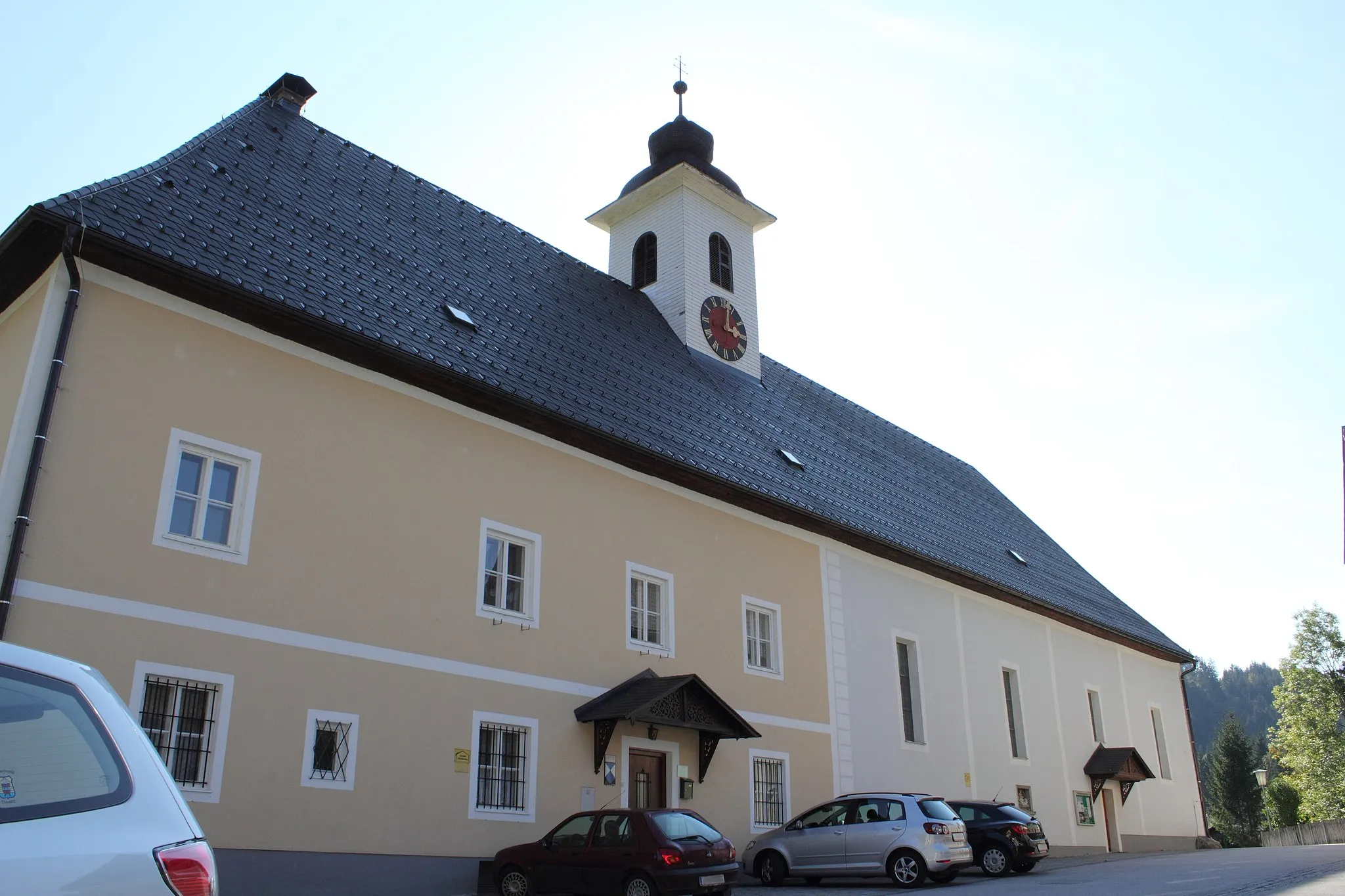 Photo showing: Kath. Pfarrkirche hl. Joseph rechts, Pfarrhof links.