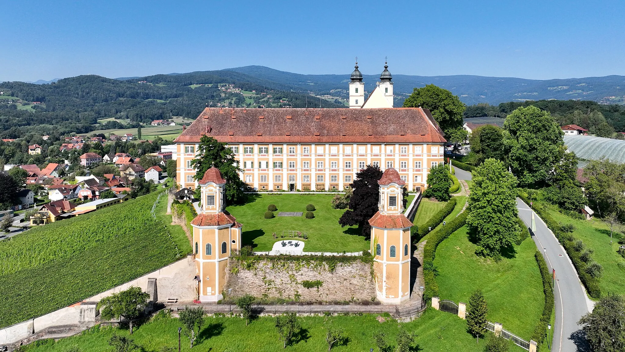 Photo showing: East view of Stainz Castle in Austria.