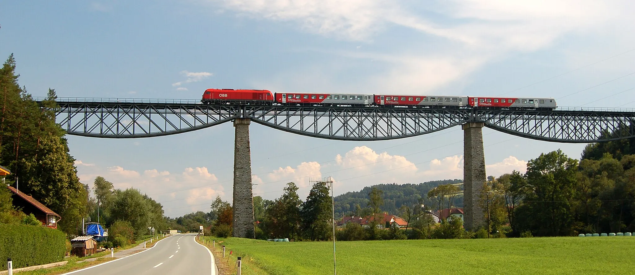 Photo showing: The railway bridge of the Styrian Thermenbahn crossing the Lafnitz Valley near Rohrbach an der Lafnitz, Styria. Train going north to Friedberg.