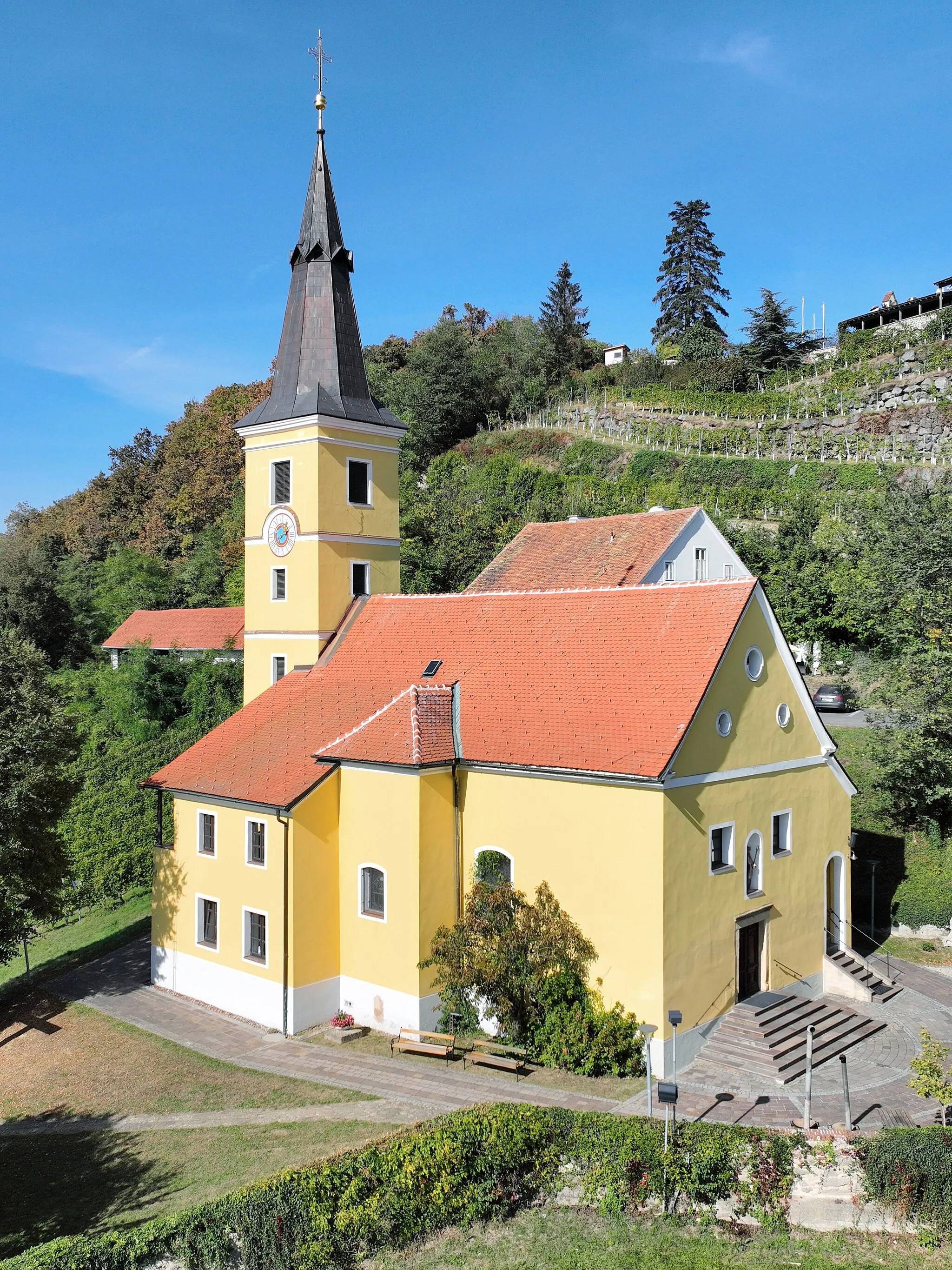 Photo showing: South-southeast view of the parish church of Kapfenstein.