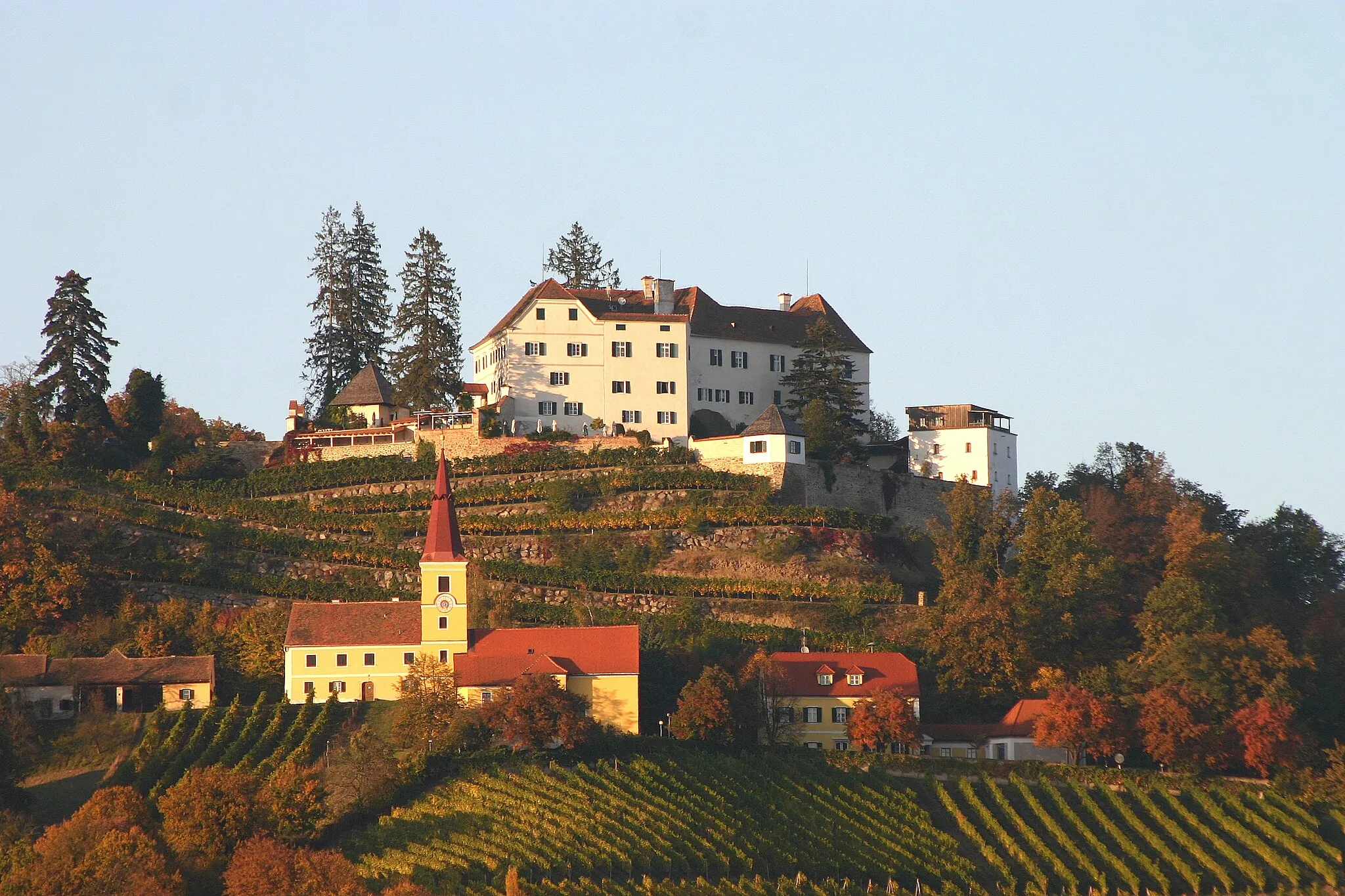 Photo showing: The village Kapfenstein with castle and church.