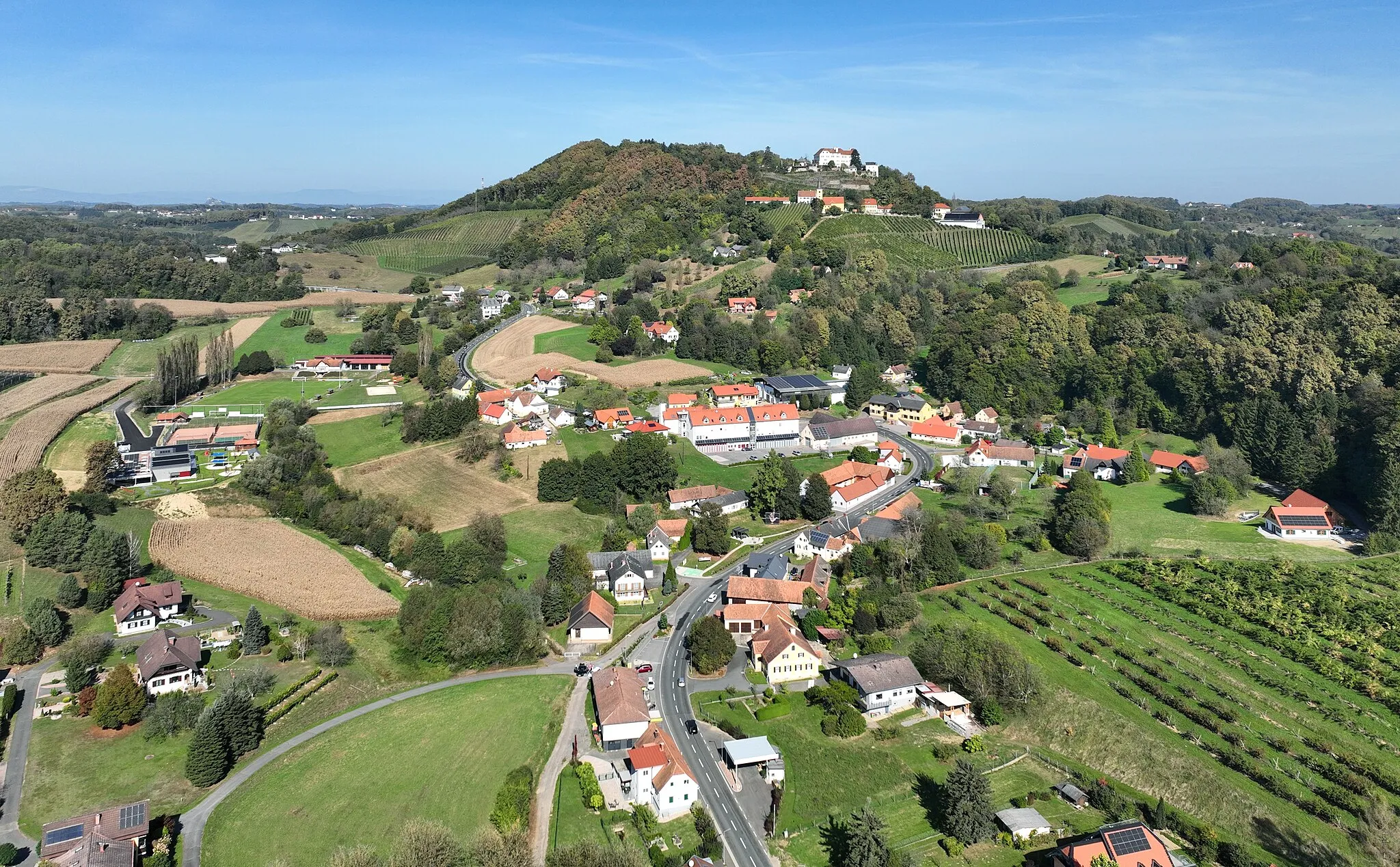 Photo showing: South view of Kapfenstein.