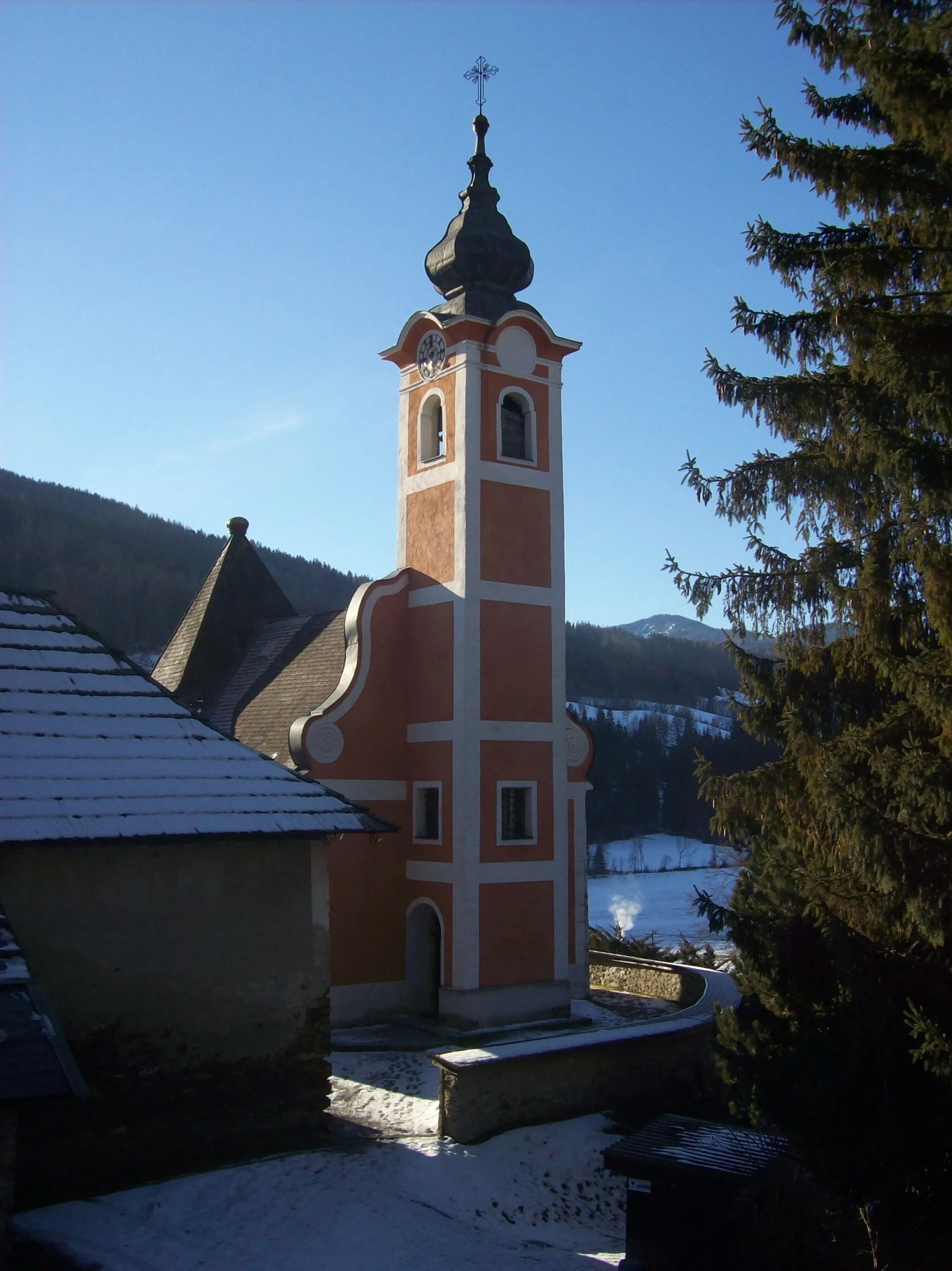 Photo showing: Wallfahrtskirche Maria Altötting mit ehem. ummauertem Friedhof