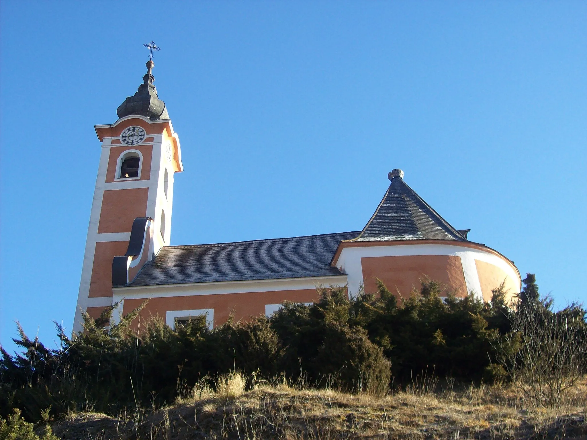 Photo showing: Wallfahrtskirche Maria Altötting mit ehem. ummauertem Friedhof