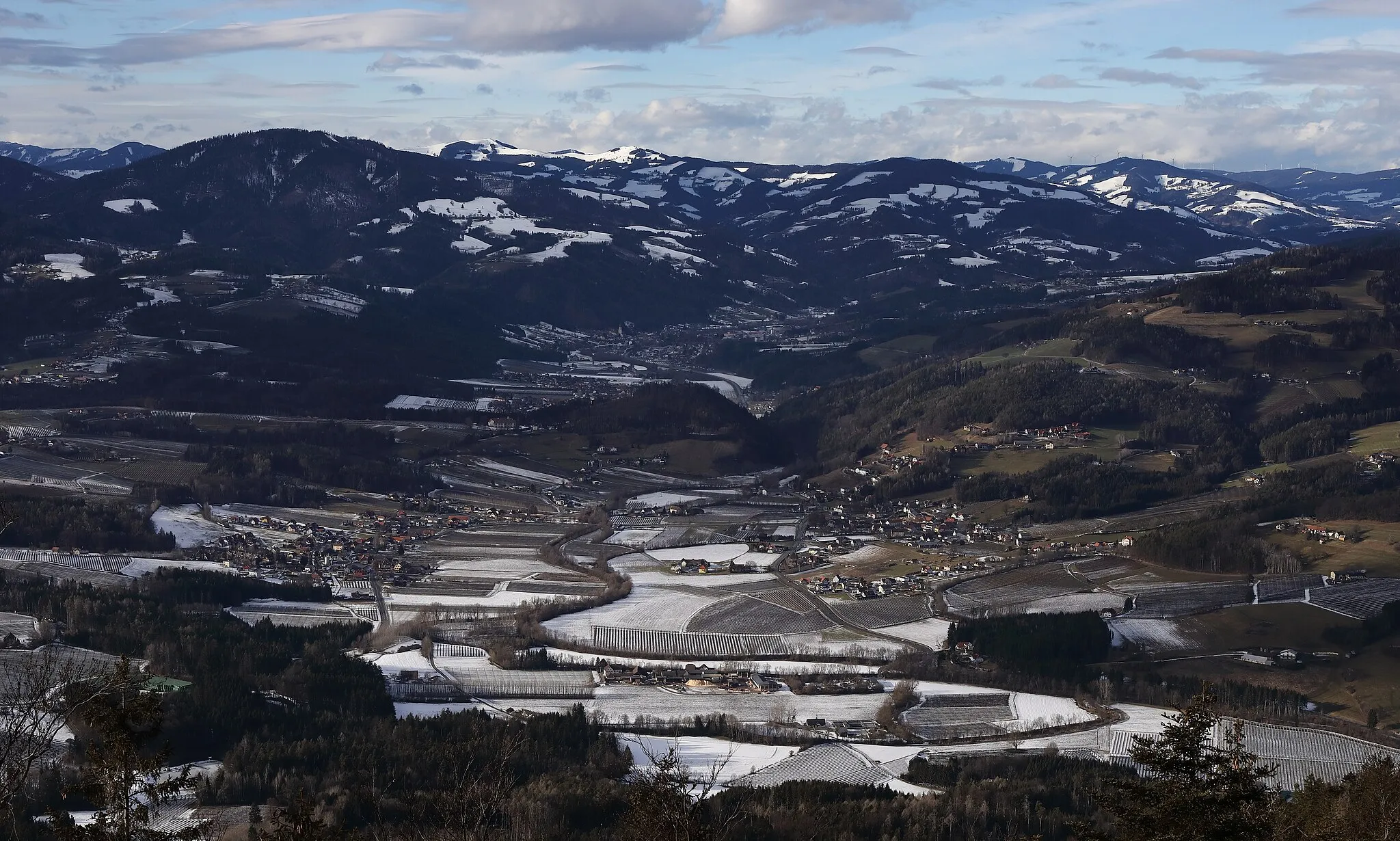 Photo showing: Unterfeistritz (links) und Lebing (rechts) in der Gemeinde Floing, Steiermark. Im (dunklen) Hintergrund die Ortschaft Anger.