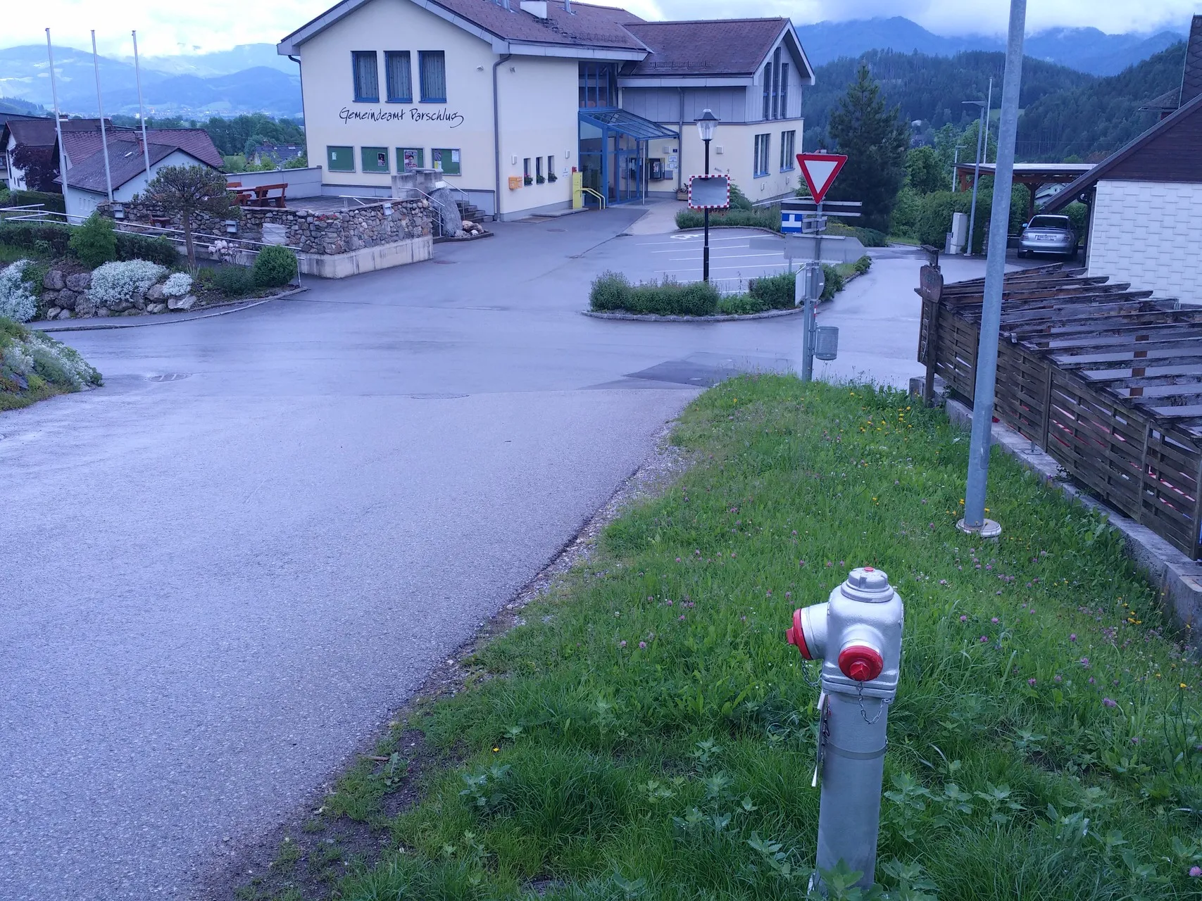 Photo showing: This fire-fighting facility can be inspected and edited within OsmHydrant (show).

English | français | +/−