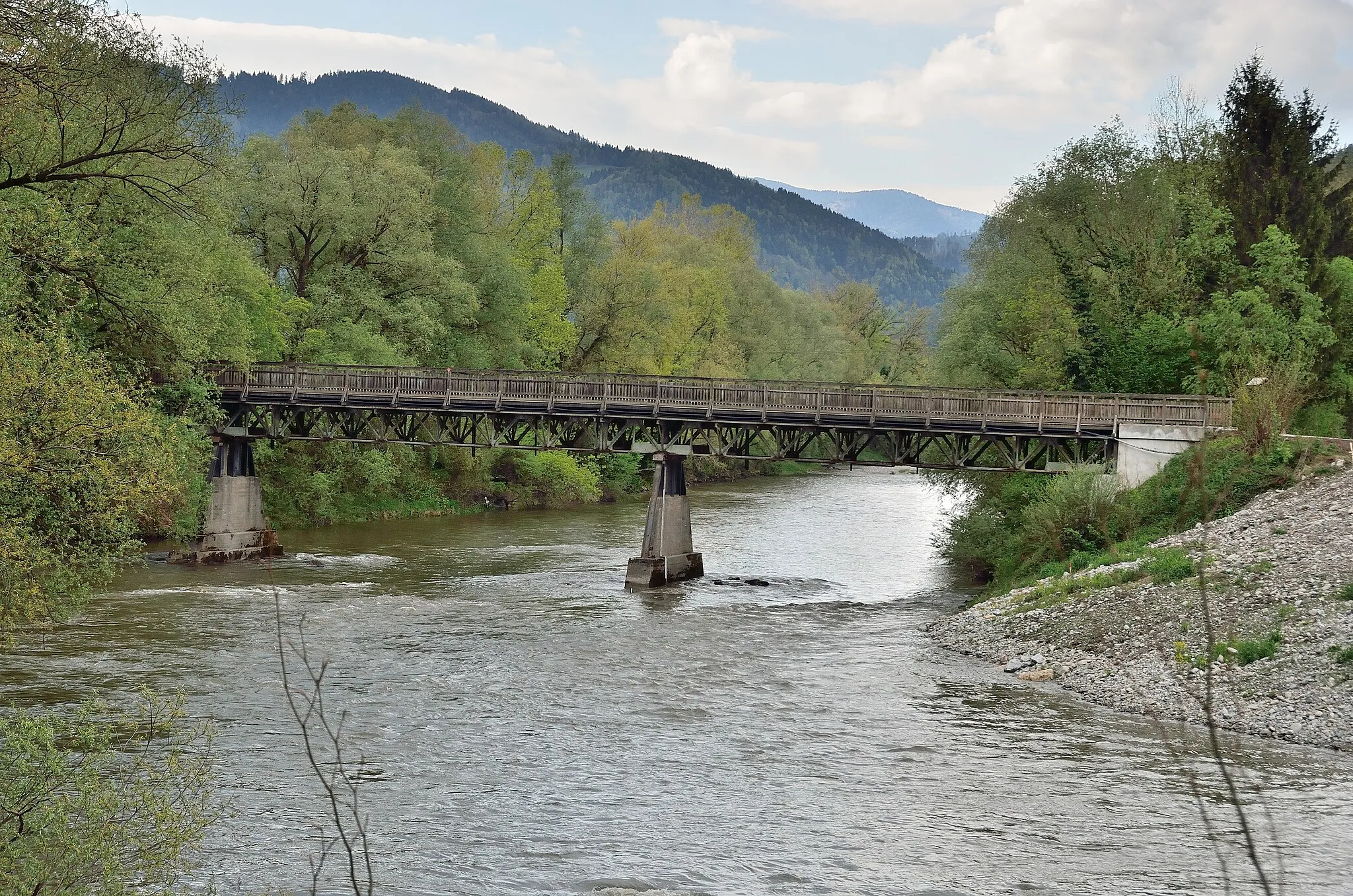 Photo showing: Die Straßenbrücke des Rabensteiner Wegs in Adriach quert die Mur.