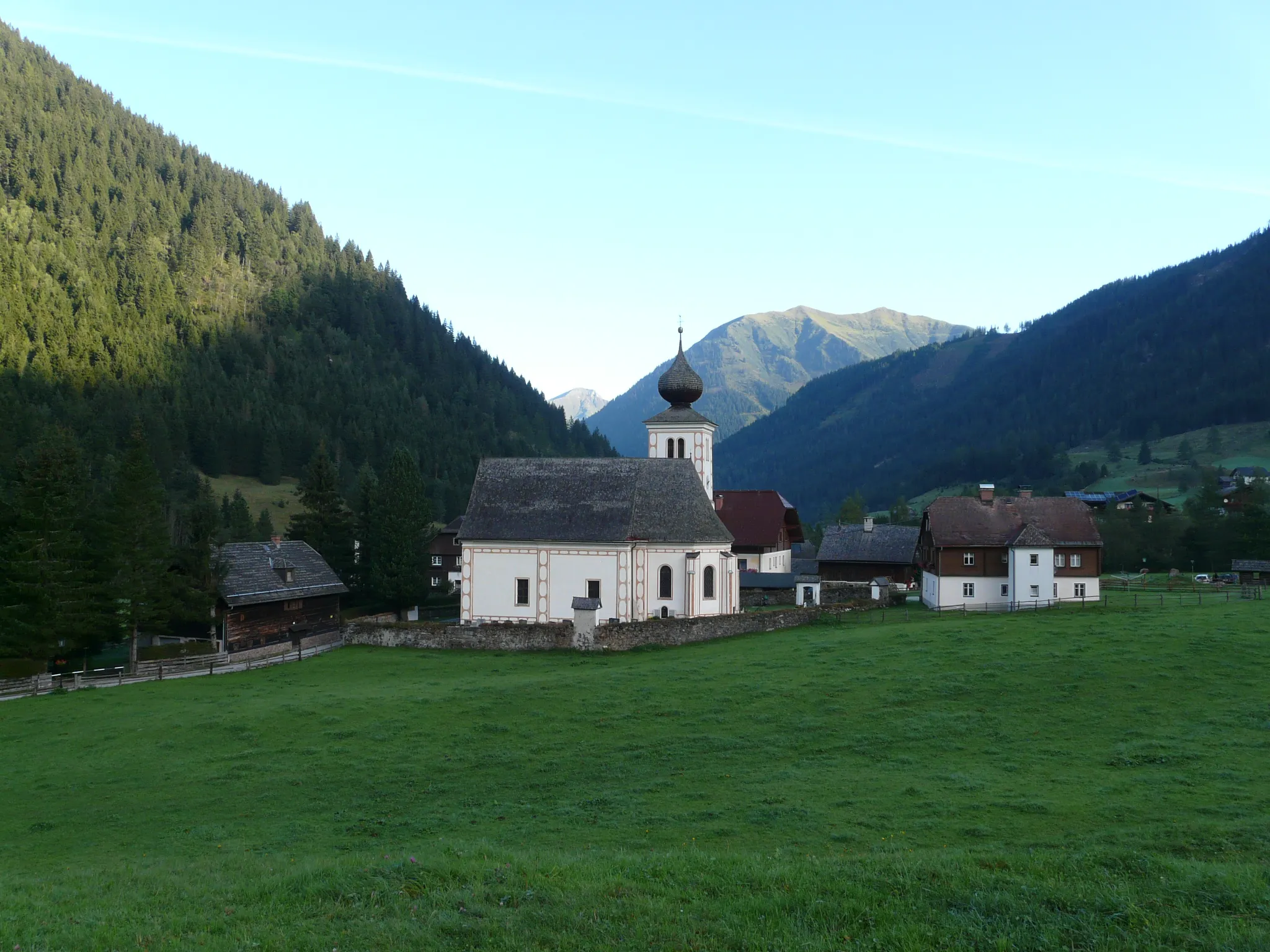 Photo showing: Pfarrkirche hl. Nikolaus in St. Nikolai im Sölktal. Blick in nördliche Richtung.