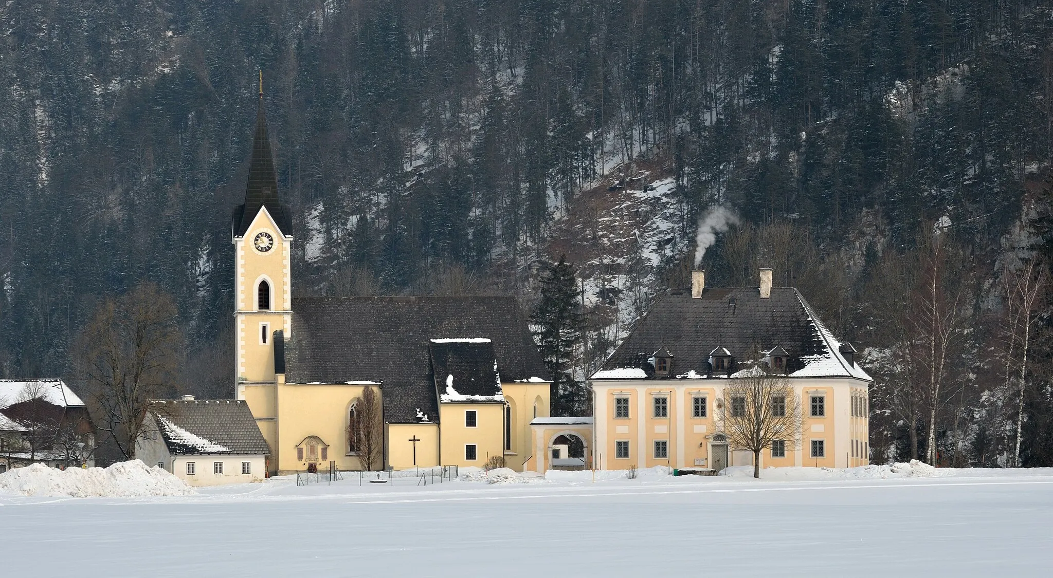 Photo showing: Overall view of St. Pankraz, Upper Austria. F.l.t.r: Former sacristan house, parish church Saint Pankratius, rectory and municipal office. All three buildings are protected as cultural heritage monuments.