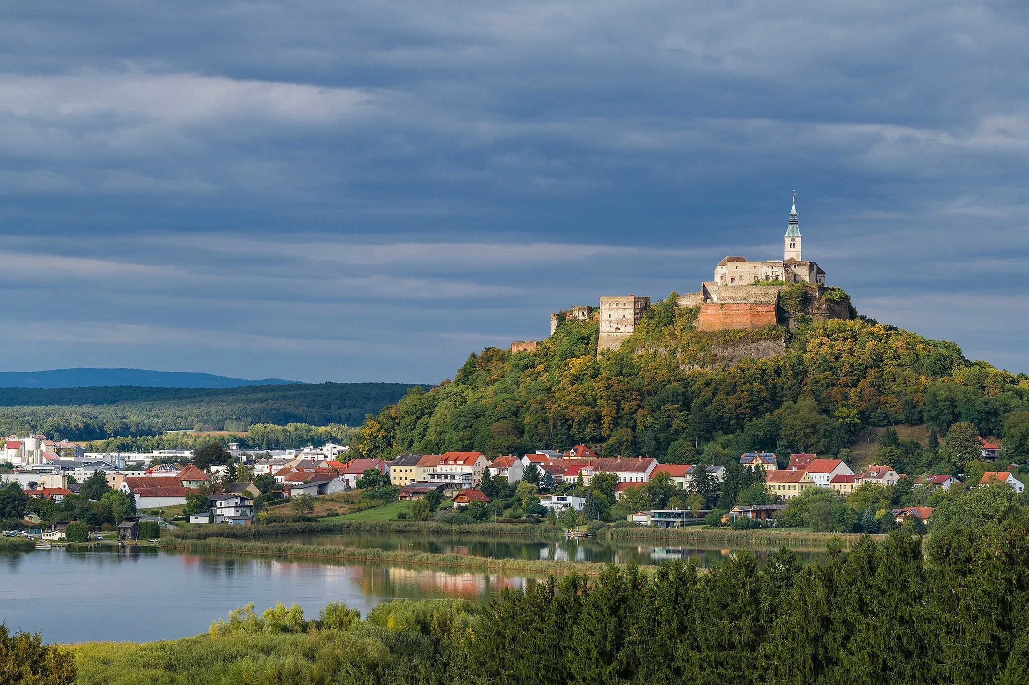 Photo showing: Güssing Castle Southwest view with the old town of Güssing. Originally abandoned to decay due to a roof tax, the current appearance after extensive renovation corresponds to that of 200 years ago.