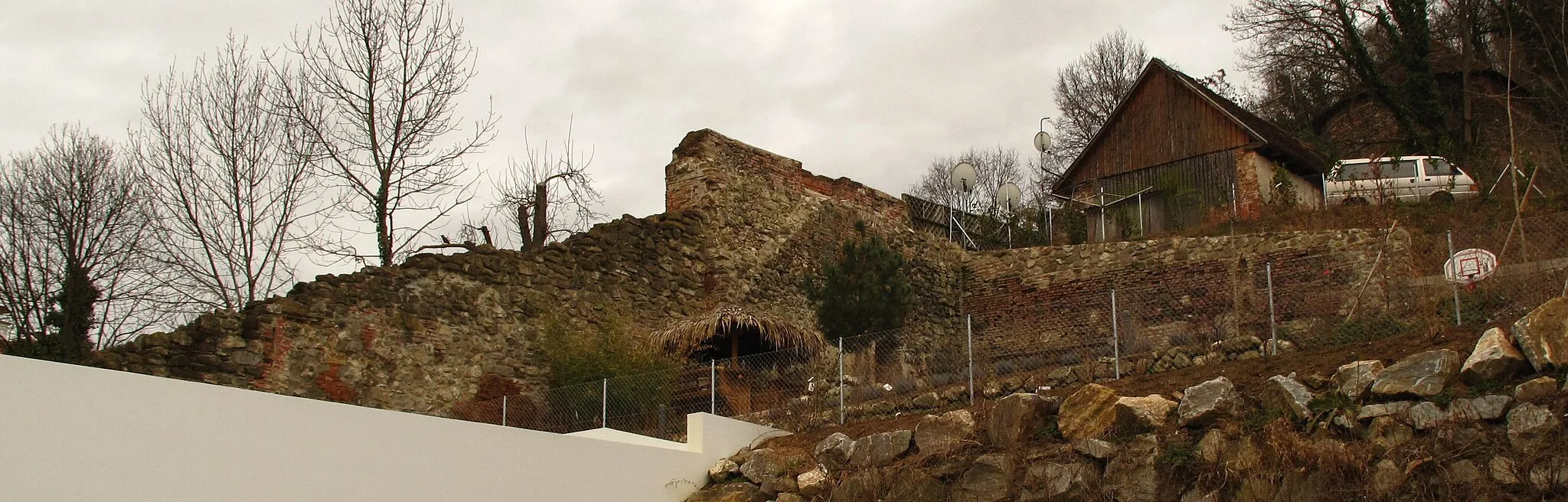 Photo showing: Ehem. Granarium und Teil der Stadtmauer, 7540 Güssing, Clusiusweg 5