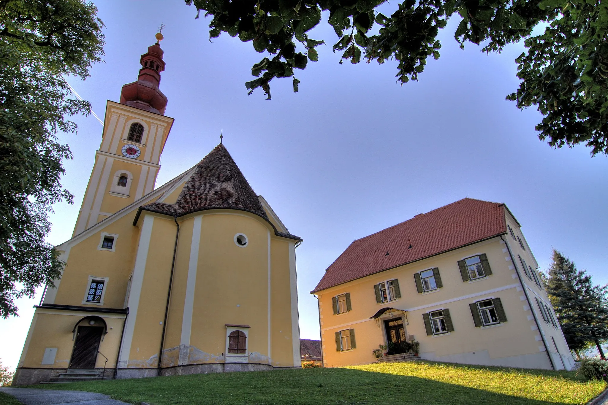 Photo showing: Kath. Pfarrkirche hl. Stephan (OId 57285) und Pfarrhof (OId 113987), Kumberg, Österreich