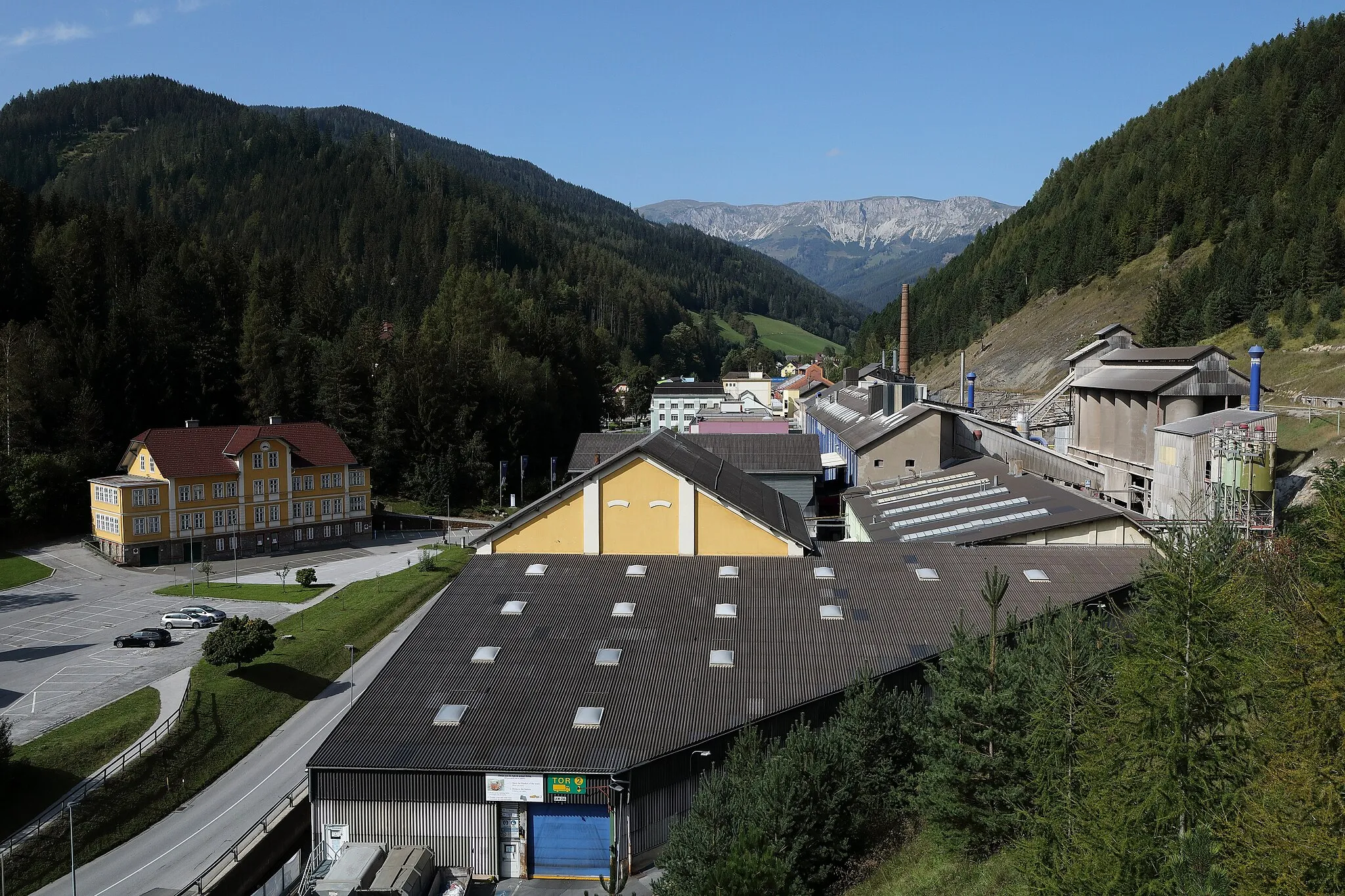 Photo showing: Magnesitwerk Veitsch Radex in der Steiermark, im Hintergrund die Hohe Veitsch. Steiermark, Österreich