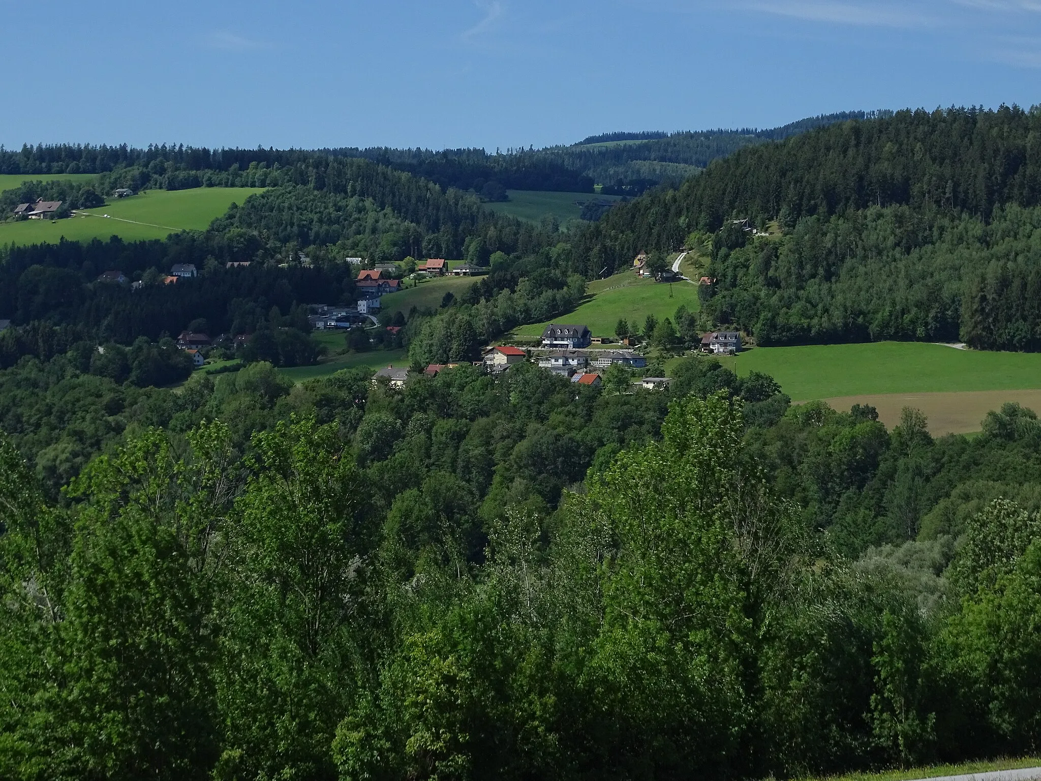 Photo showing: Blick von Norden auf die zu Maria Lankowitz gehörende Streusiedlung Puchbach. Ein Teil der Ortschaft gehört zur Stadtgemeinde Köflach.