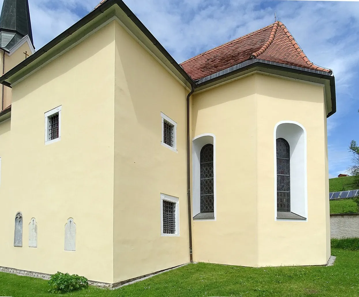 Photo showing: Blick auf den südliche Sakristei und die Südseite des Chores der Pfarrkirche Gratkorn
