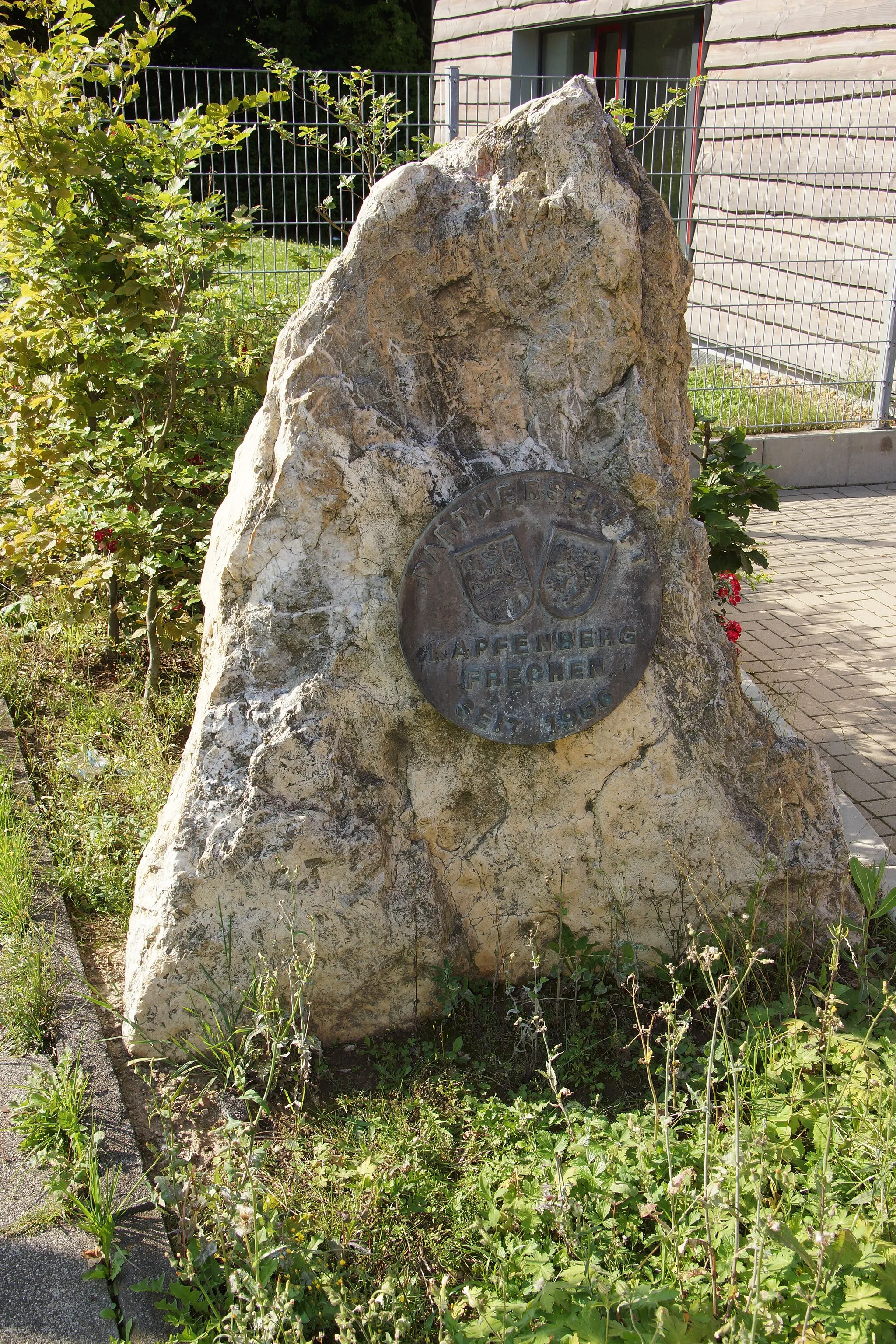 Photo showing: Gedenkstein Partnerschaft Kapfenberg Frechen vor der Hauptschule Herbertskaul in Frechen