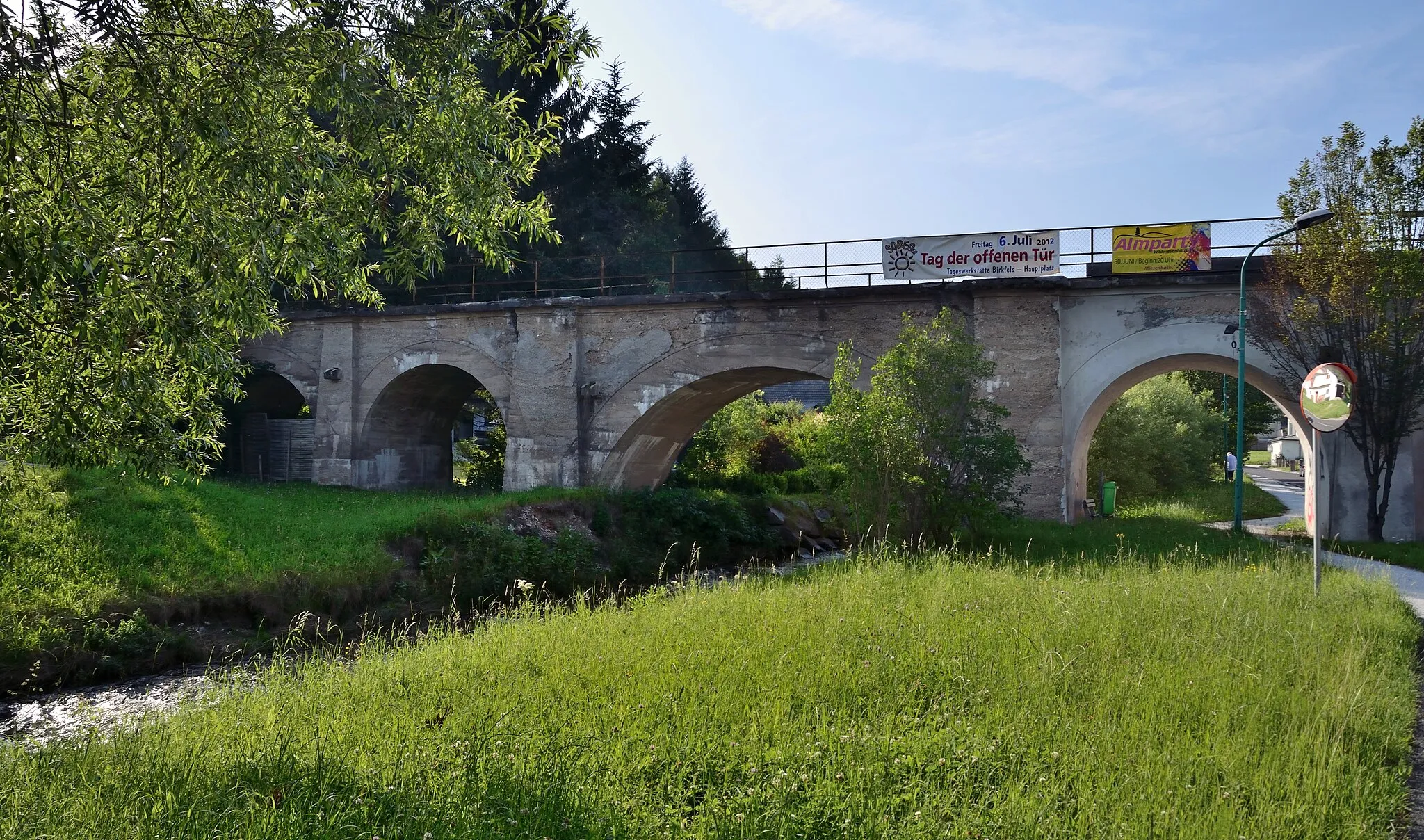 Photo showing: Viaduct of the former Feistritztalbahn at Birkfeld, Styria. The track connected Birkfeld with Ratten, but now it is used as part of the cycling route. Protected as a cultural heritage monument.