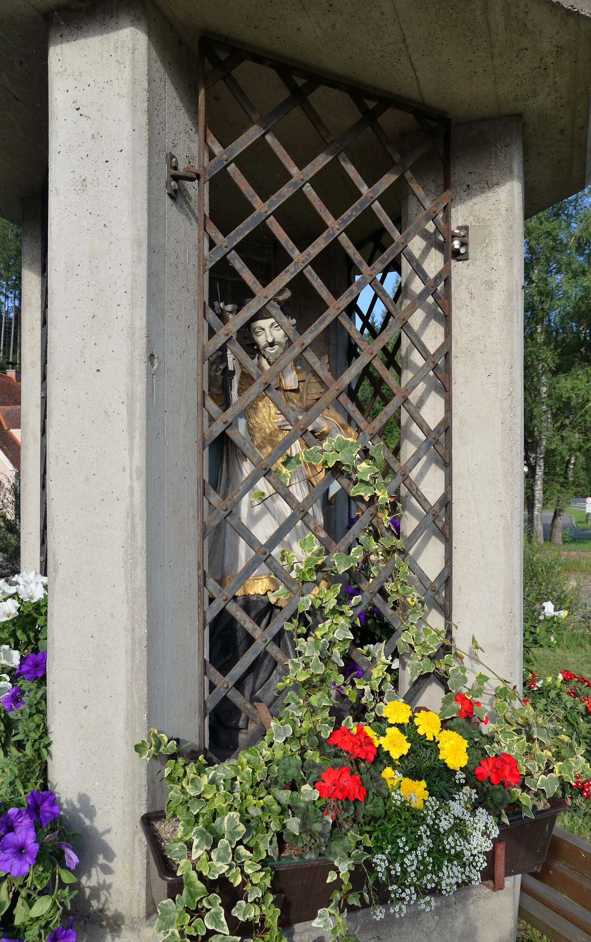 Photo showing: The wayside shrine of Saint John of Nepomuk at Birkfeld, Styria, is located near the bridge crossing river Feistritz to Gschaid bei Birkfeld. Protected as a cultural heritage monument.