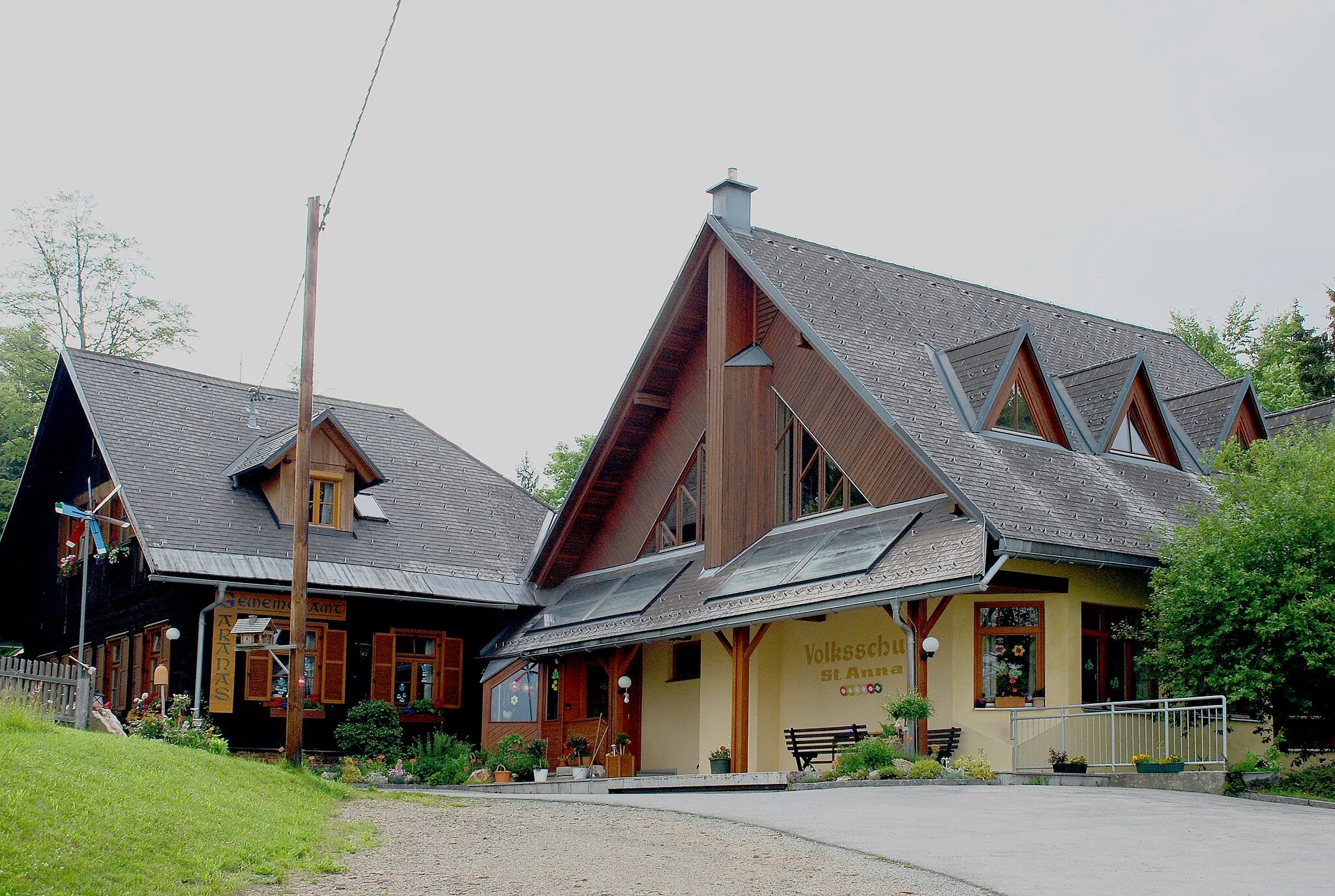 Photo showing: Garanas, Steiermark, Österreich: Gemeindeamt und Volksschule