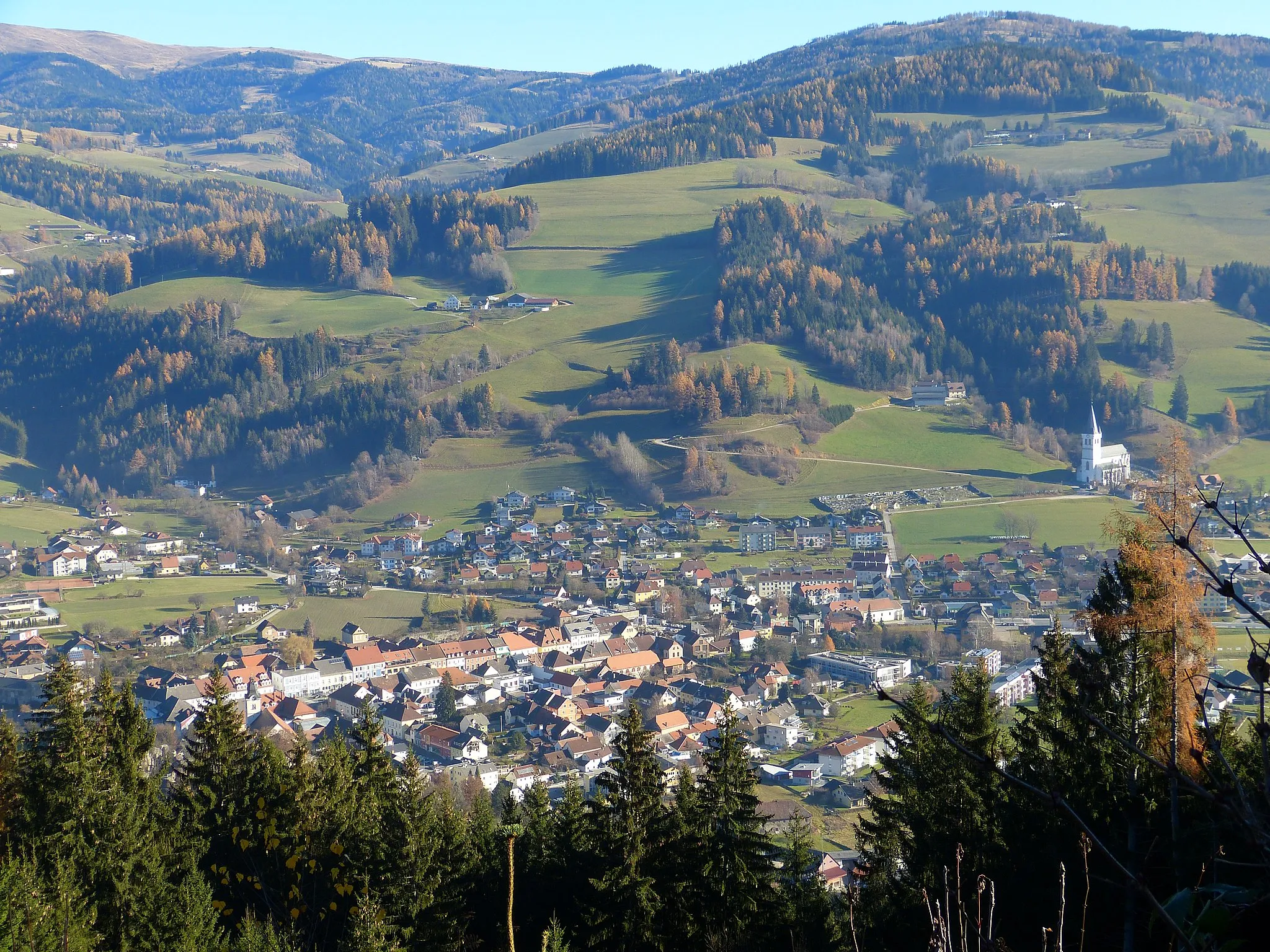 Photo showing: Blick hinunter ins Obere Lavanttal auf Bad Sankt Leonhard im Lavanttal: Altstadt, rechts davon die Pfarrkirche.
Aufnahmeort Nähe Moselebauer, ca 930 m Höhe.