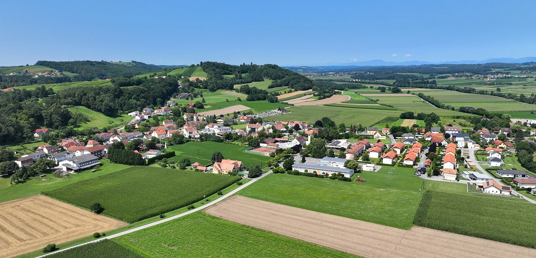 Photo showing: Aerial view of Bad Loipersdorf in Austria.