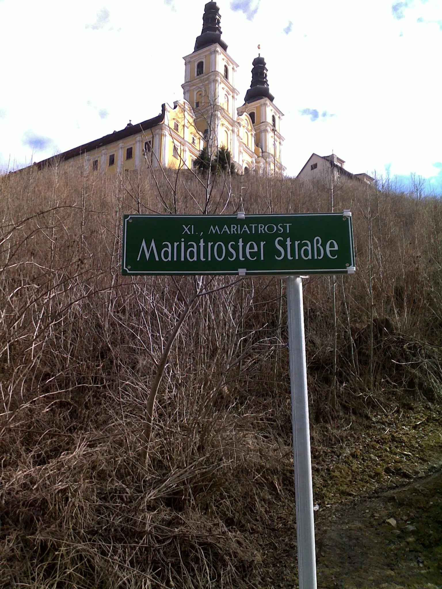 Photo showing: Straßenschild der Mariatroster Straße in Graz, im Hintergrund die Basilika Mariatrost