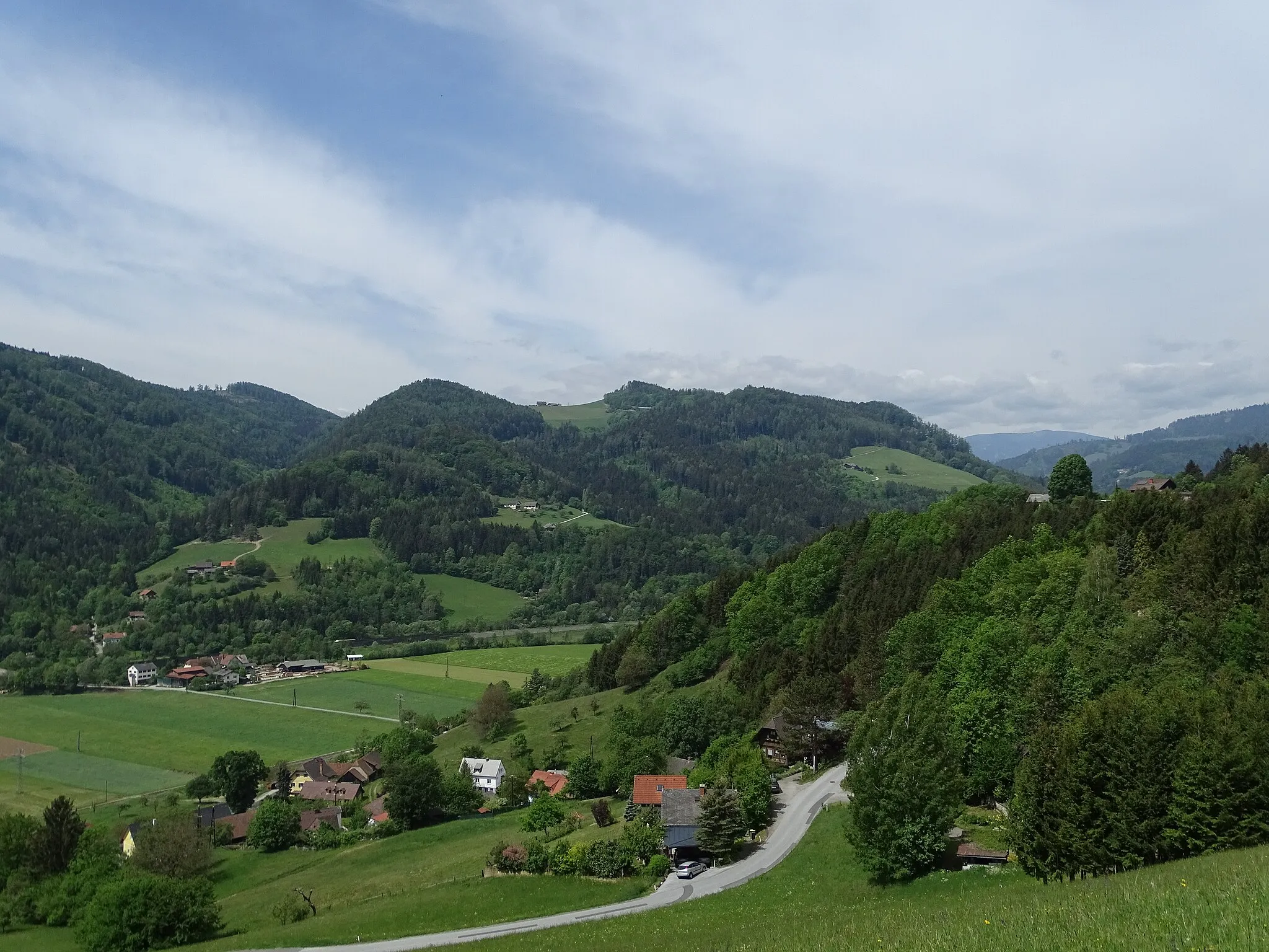 Photo showing: Blick von Nordosten, vom Anstieg auf den Eichberg auf die Streusiedlung Himberg (im Hintergrund auf der Anhöhe) bei Deutschfeistritz