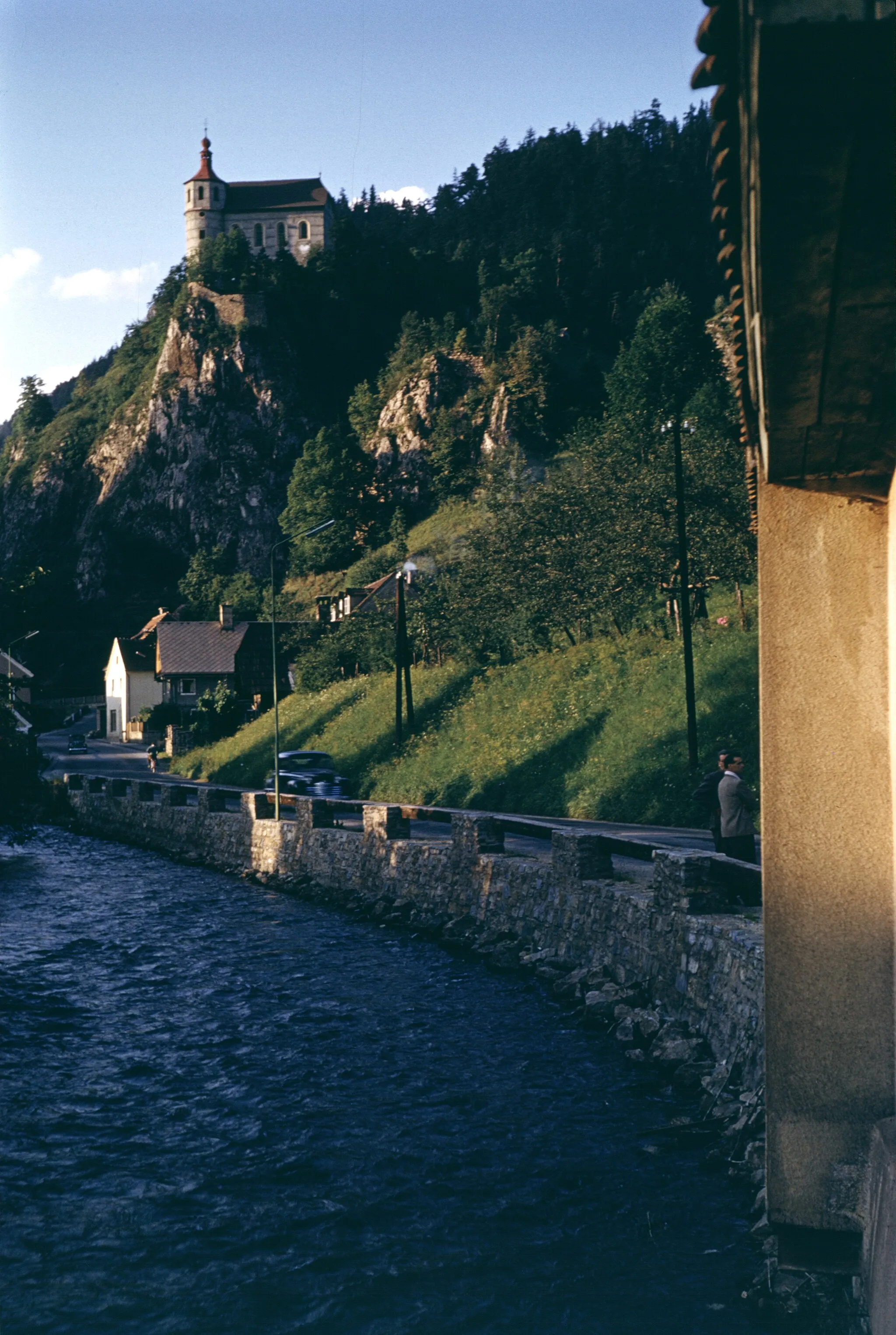 Photo showing: Wallfahrtskirche Maria Freienstein von der Brücke über den Vordernbergerbach aus gesehen. St. Peter-Freienstein, Steiermark, Österreich