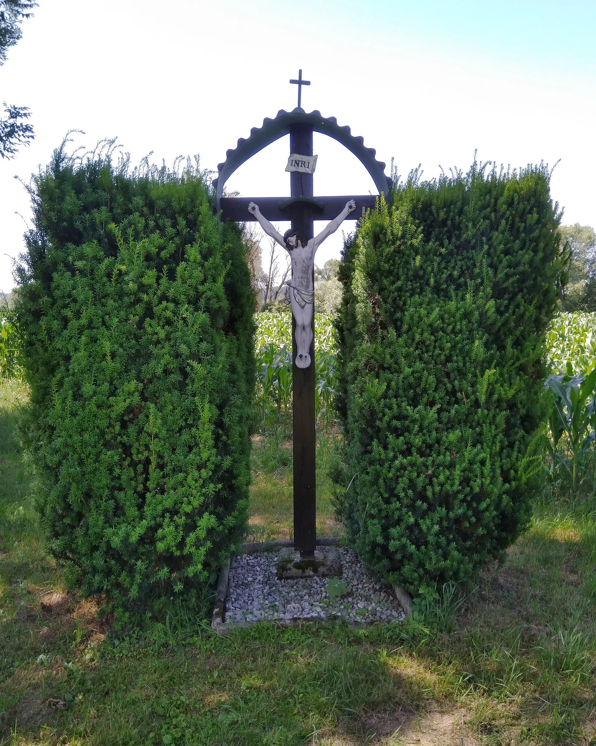 Photo showing: Ein Wegkreuz zwischen Büschen in Fladnitz im Raabtal.