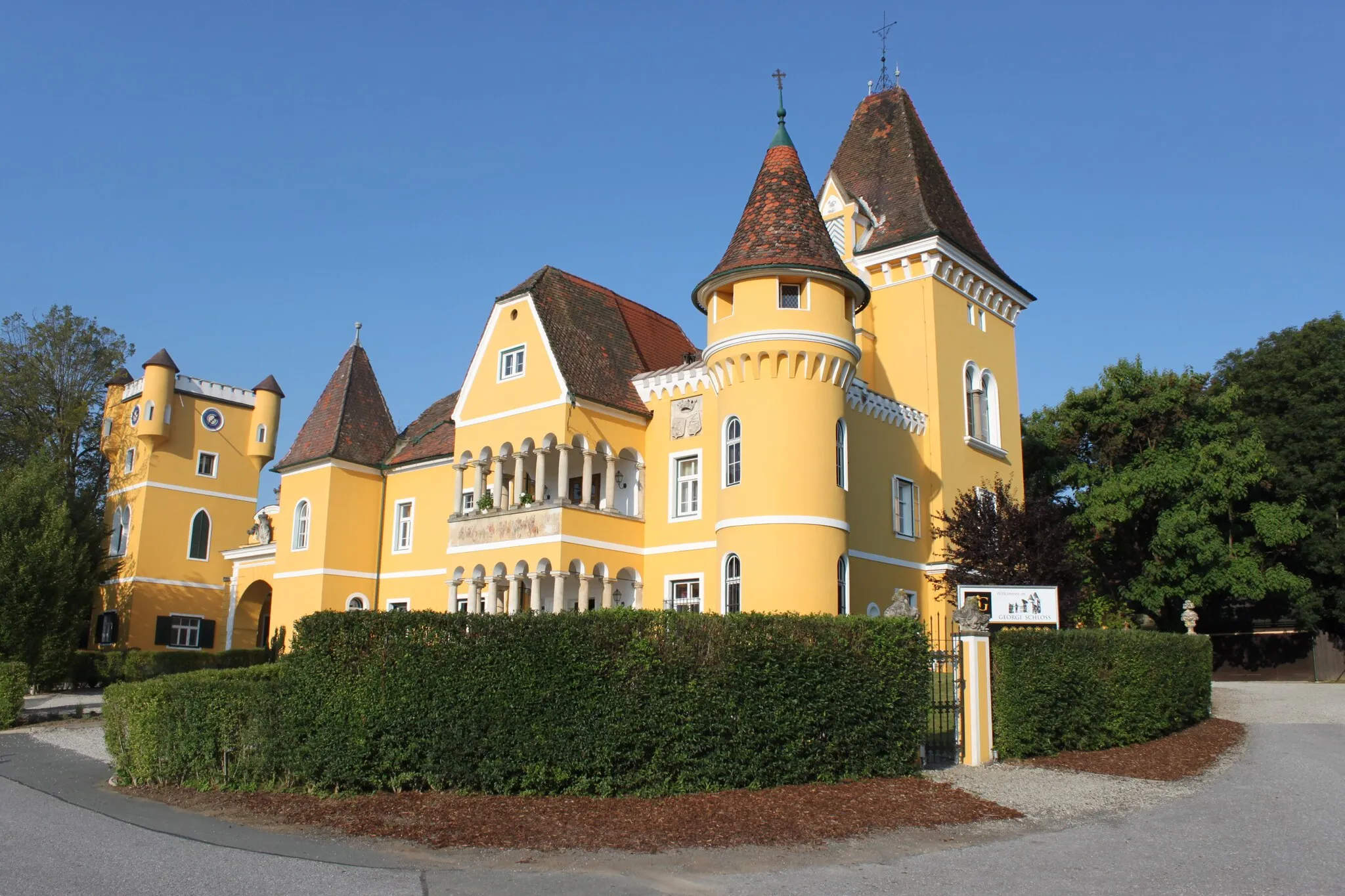 Photo showing: Das Georgi Schloss in Ehrenhausen, oft auch als Georgi Schlössl bezeichnet mit dem Reiterturm