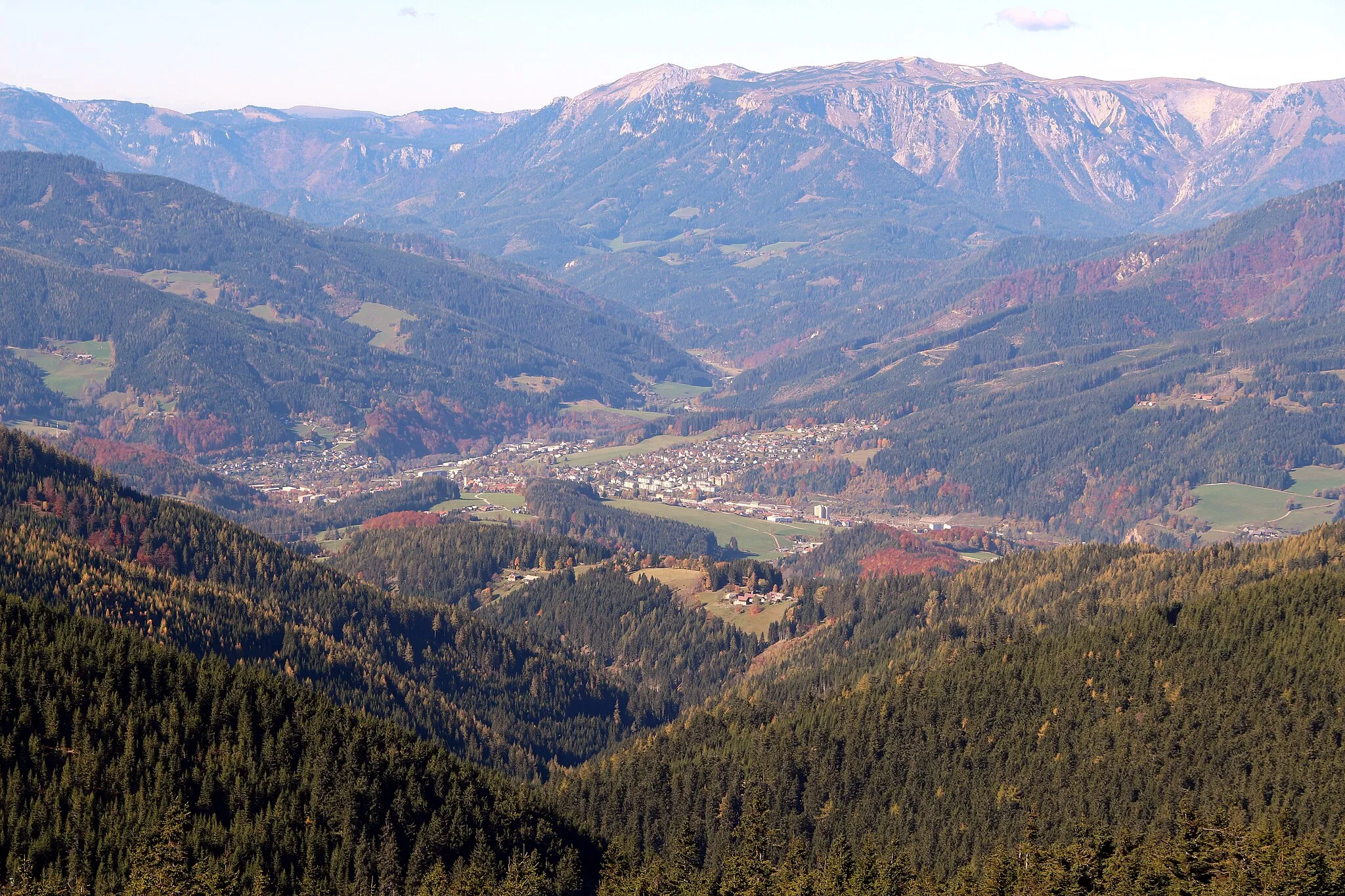 Photo showing: Ortsansicht von Mürzzuschlag, gesehen von der (Osten), im Hintergrund die Schneealpe.