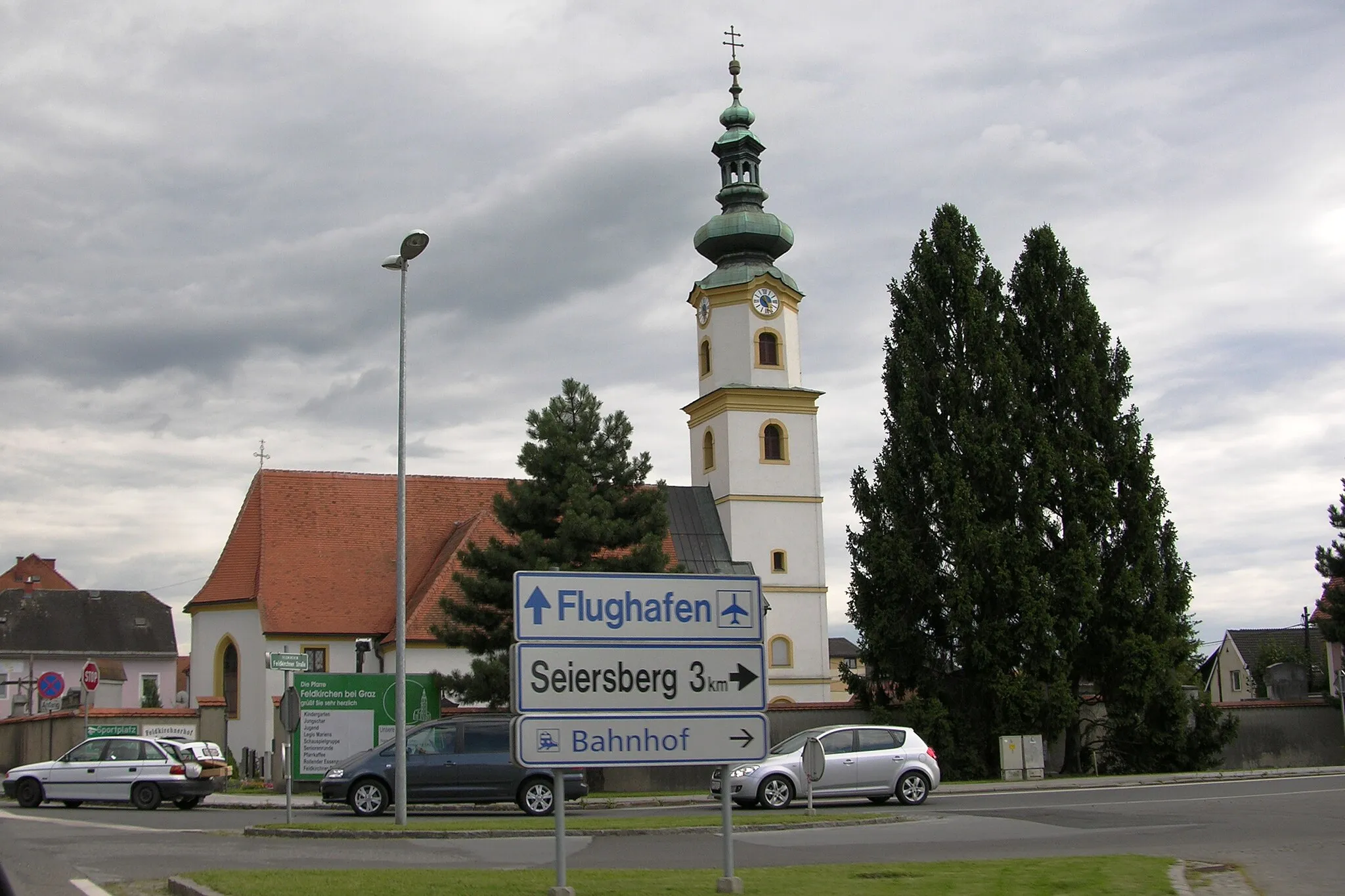 Photo showing: Ortseinfahrt von Feldkirchen mit Pfarrkirche

This media shows the protected monument with the number 56589 in Austria. (Commons, de, Wikidata)