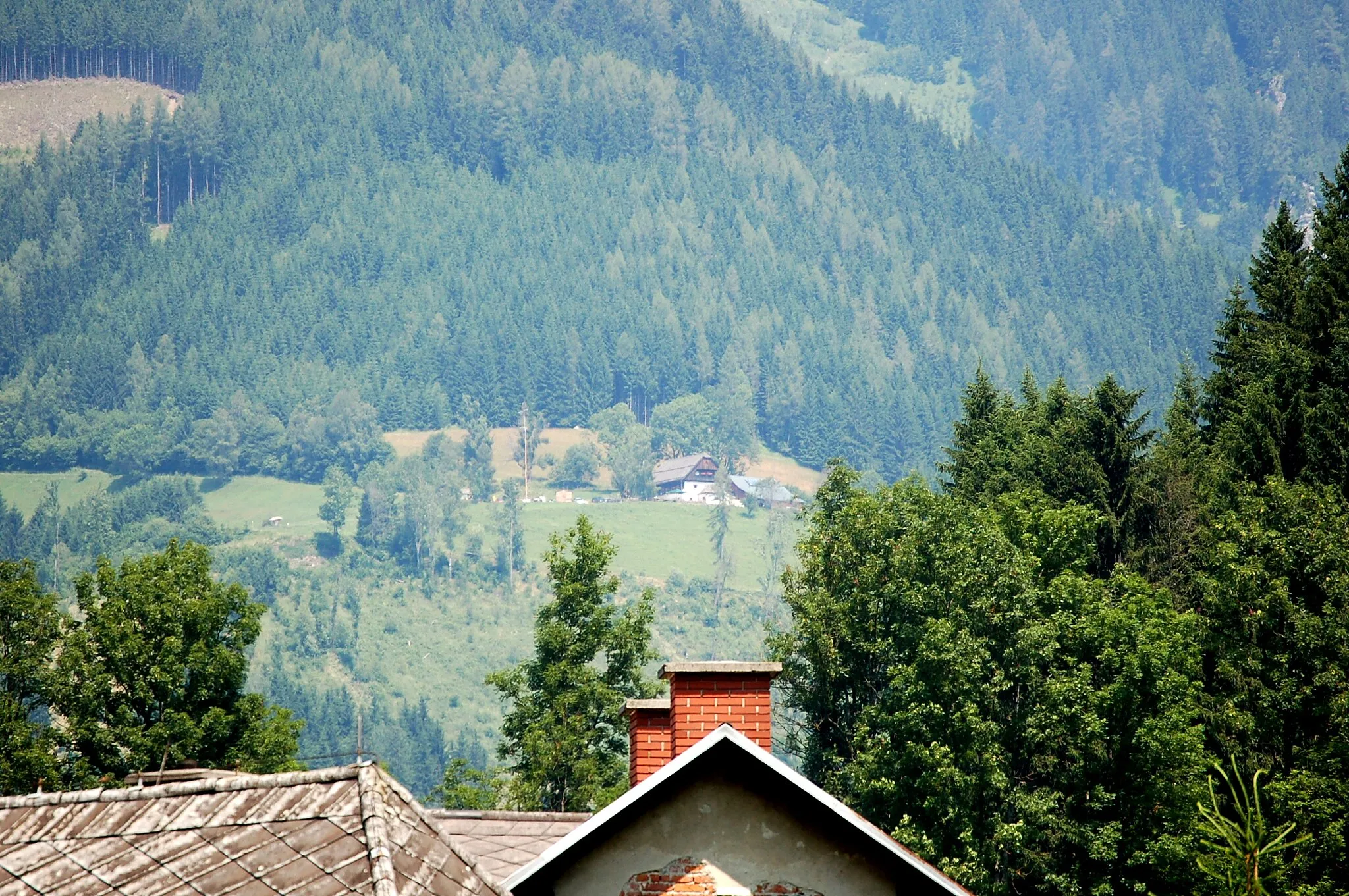 Photo showing: Telephoto lens image of Pierergut farmhouse, located on a slope above Aflenz Kurort, Styria; view from Palbersdorf, municipality Thörl.