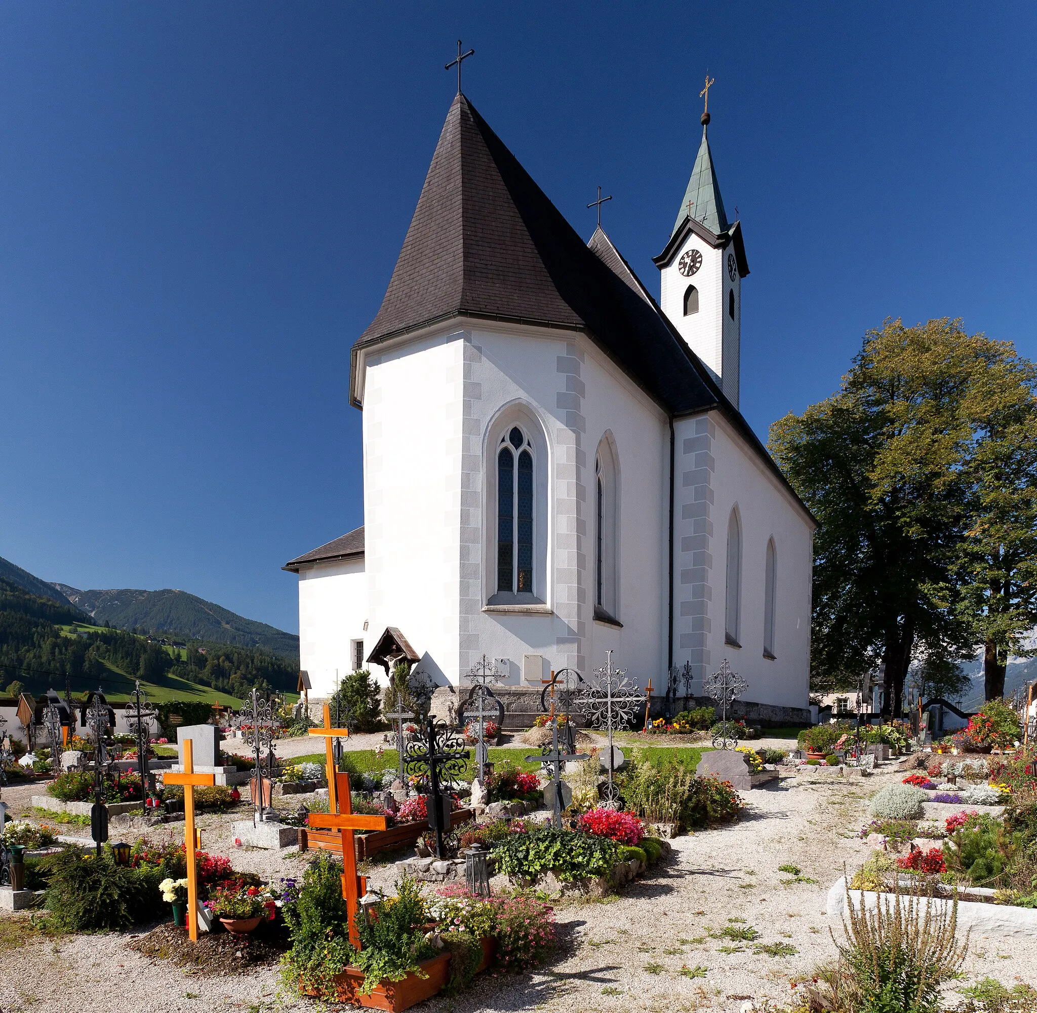 Photo showing: Kath. Pfarrkirche hl. Leopold und Friedhof