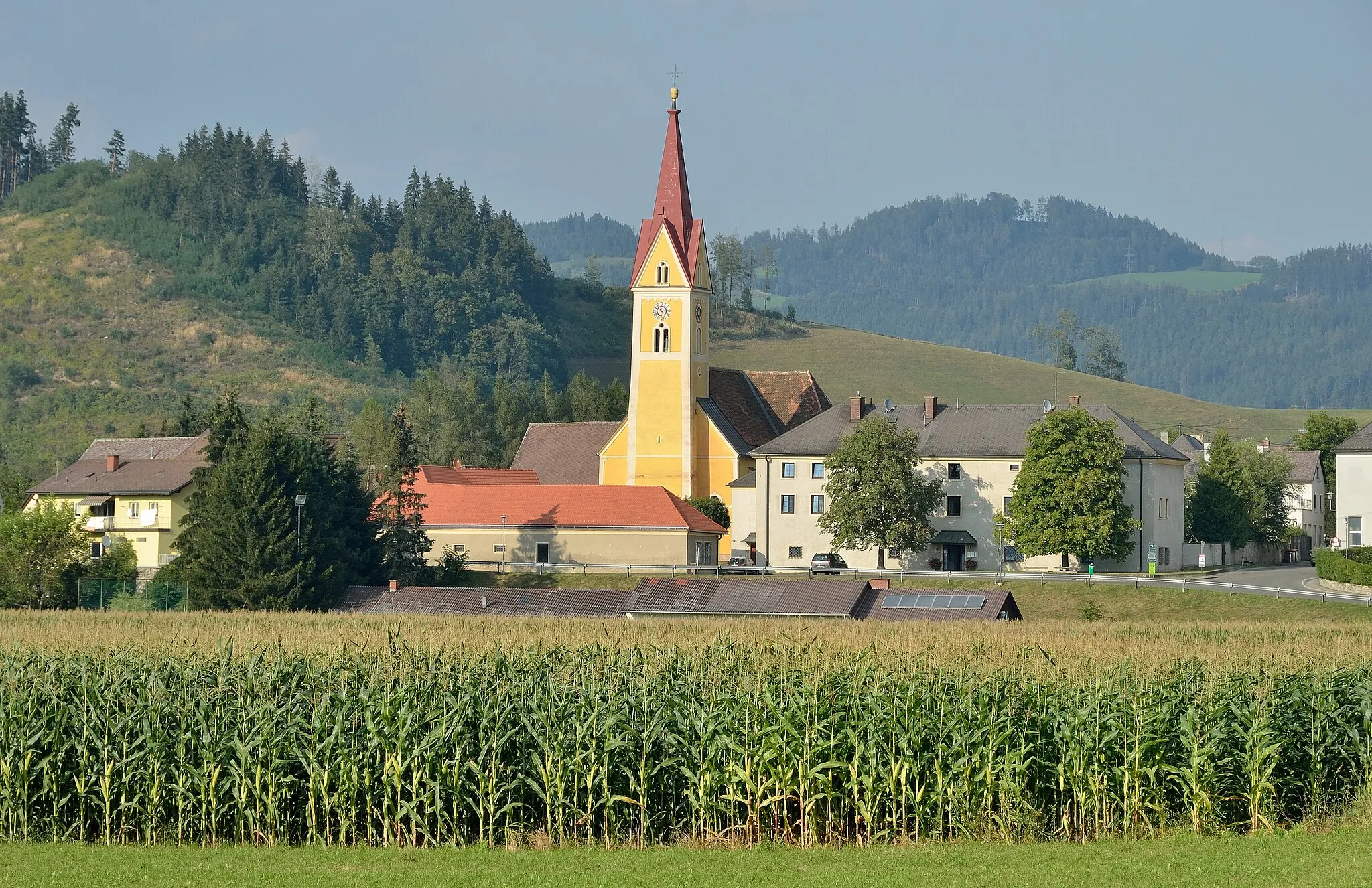 Photo showing: Ansicht von St. Stefan ob Leoben von Westen her im Spätnachmittagslicht. Pfarrkirche und rechts davon der Pfarrhof.