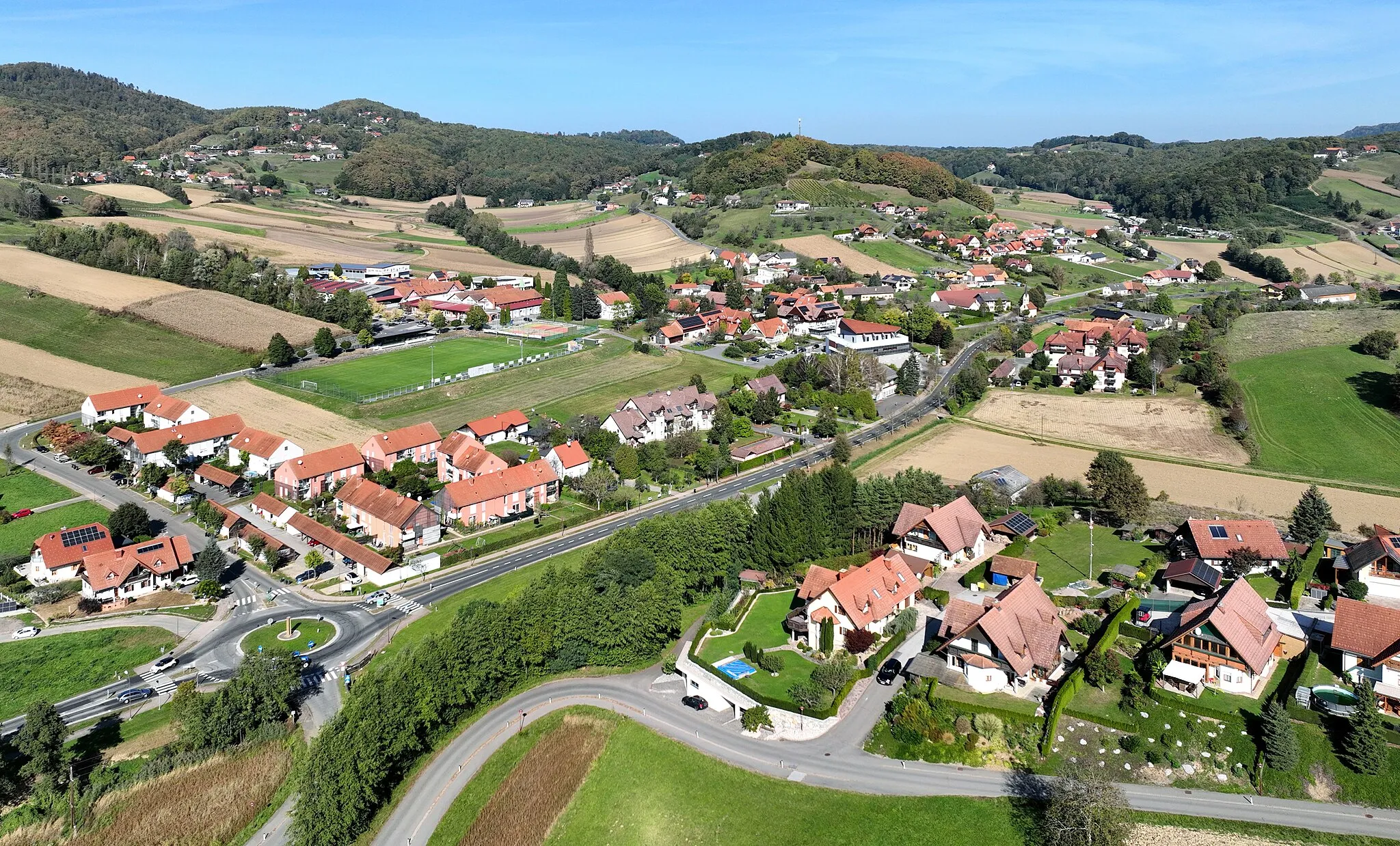 Photo showing: South-southwest view of Bairisch Kölldorf.