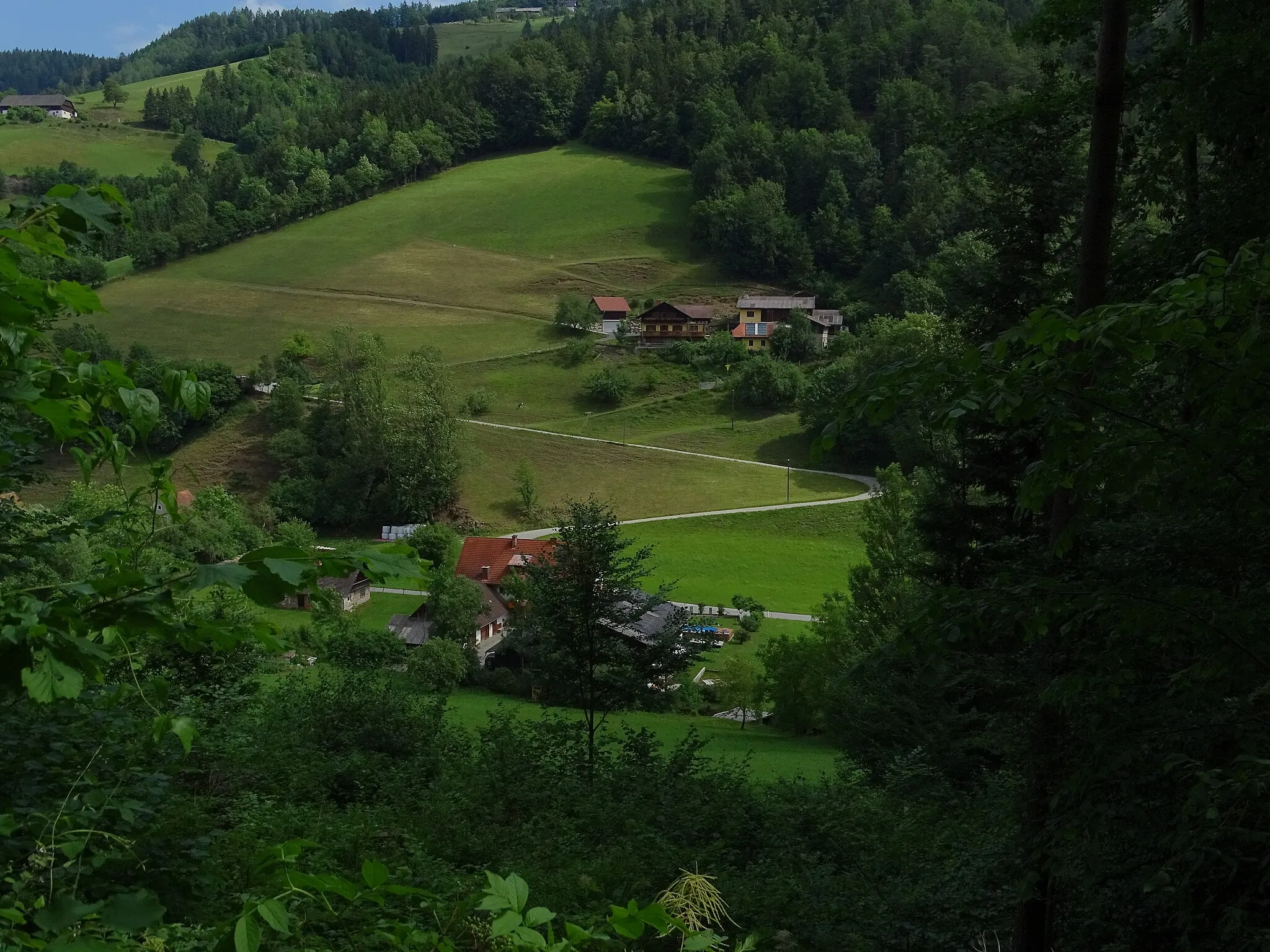 Photo showing: Blick von Südwesten auf den zu Deutschfeistritz gehörenden Teil der Streusiedlung Arzwaldgraben