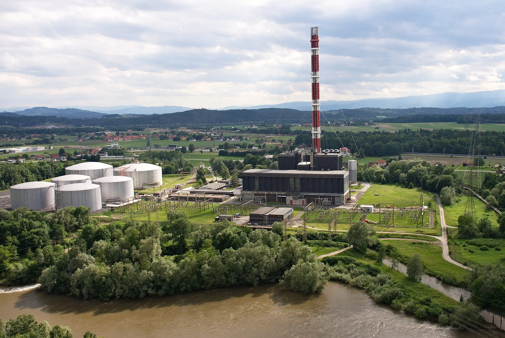 Photo showing: Power&Heating Plant "Fernheizkraftwerk Neudorf-Werndorf", 15 km south of Graz/Austria, oil tanks, nearby: TAG gas pipeline