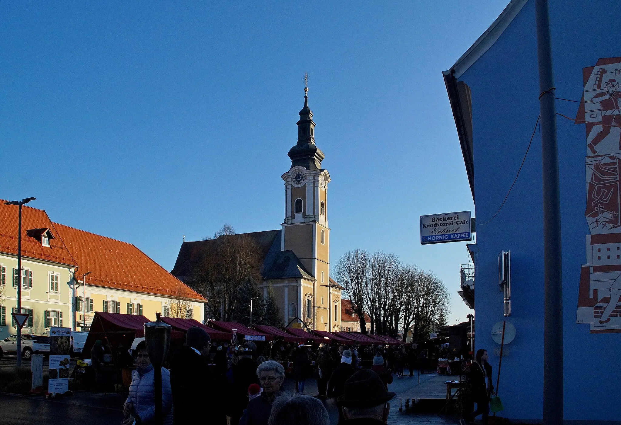 Photo showing: Kath. Pfarrkirche hl. Maria. Im Vordergrund der Adventmarkt. Gnas, Steiermark, Österreich