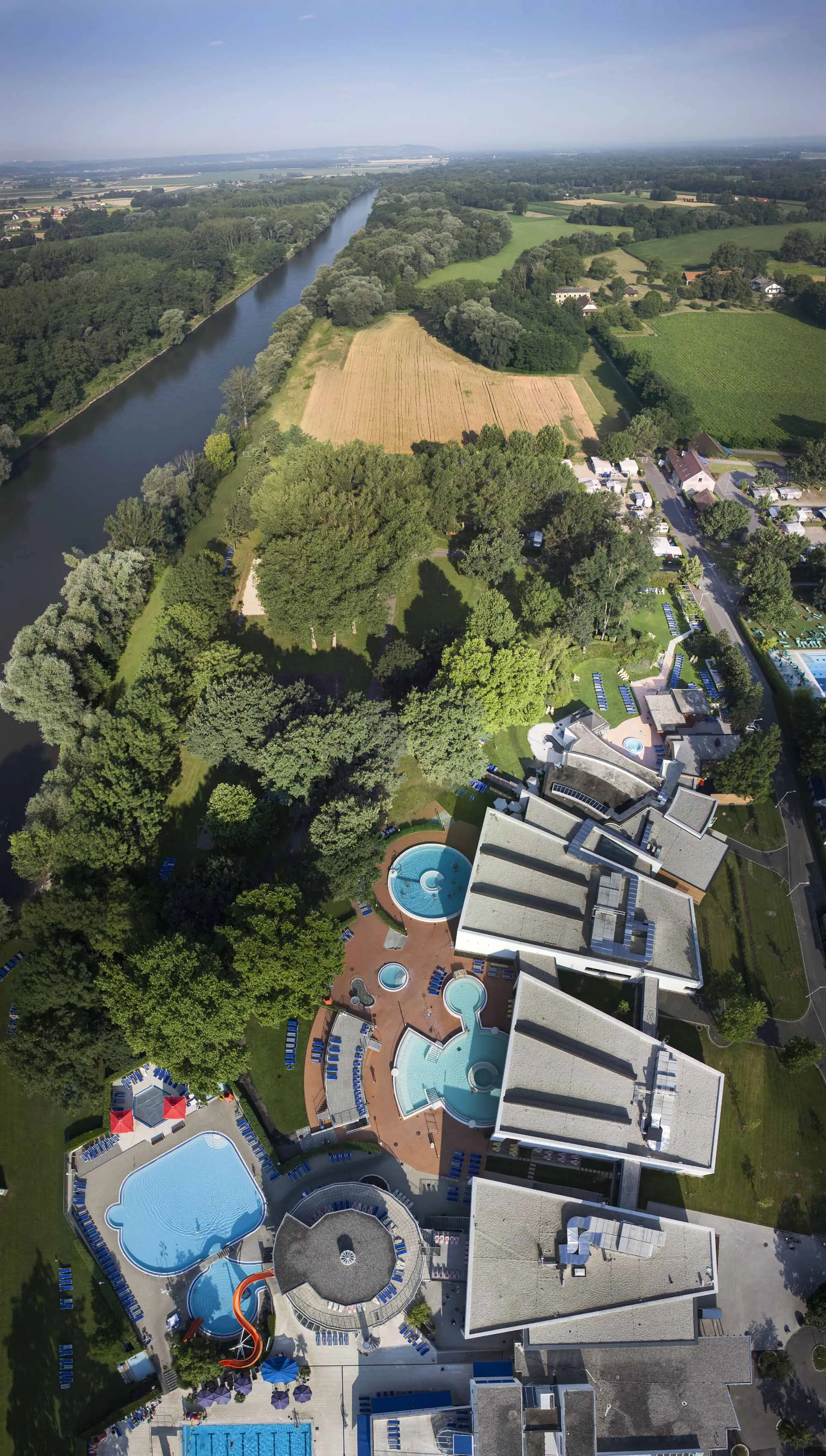 Photo showing: Die Parktherme Bad Radkersburg grenzt direkt an die Mur und liegt inmitten einer fünf Hektar großen natürlichen Parklandschaft, die vor allem im Sommer herrlichen Schatten spendet.