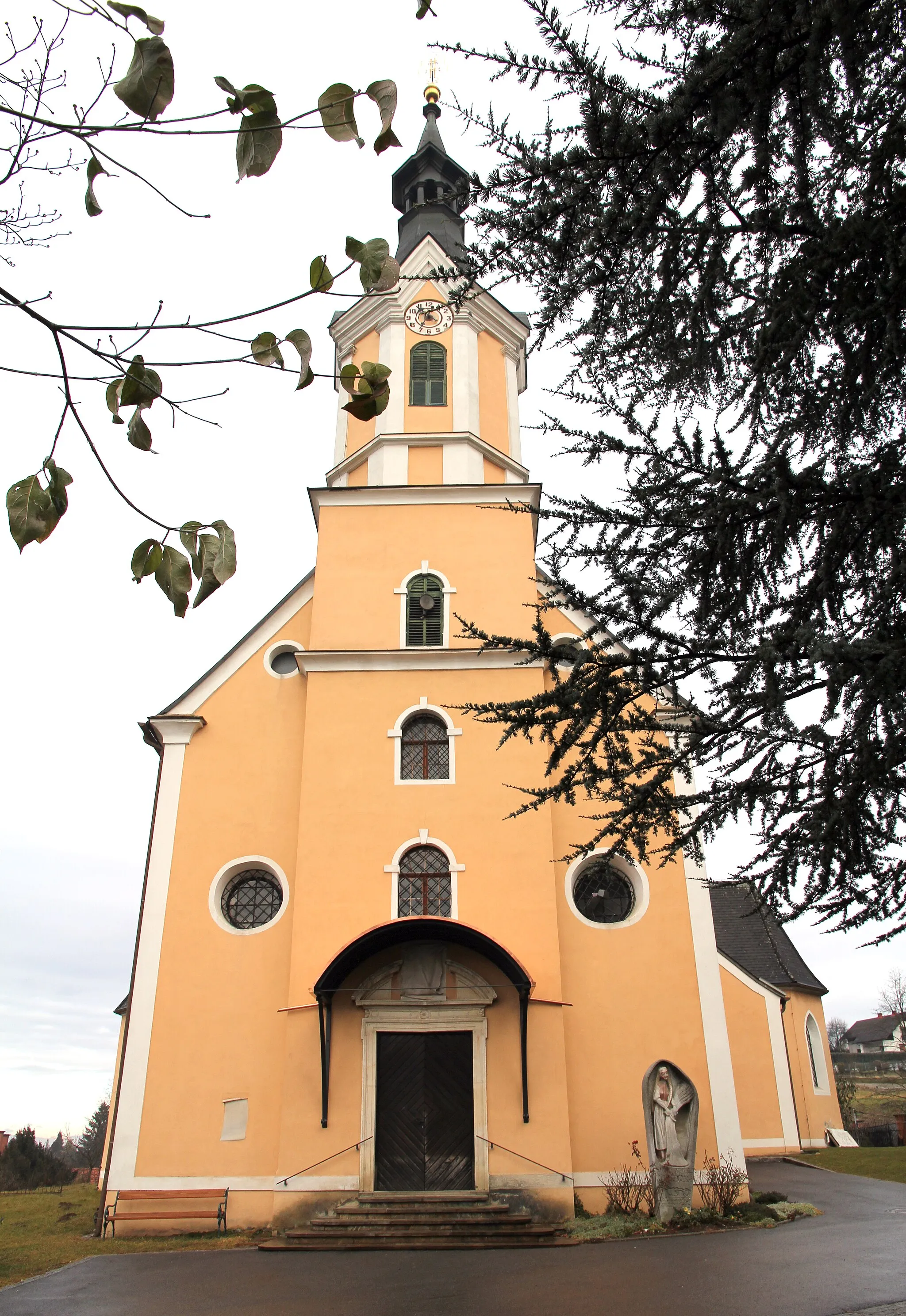 Photo showing: Kath. Pfarrkirche Hl. Dreifaltigkeit