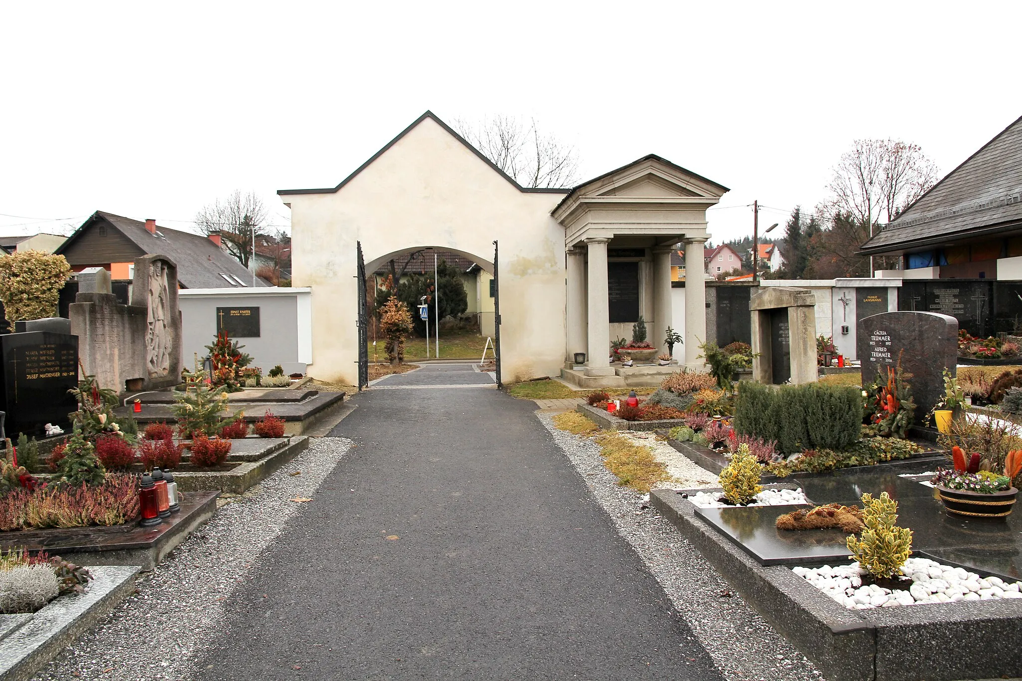 Photo showing: Friedhof mit Torbau