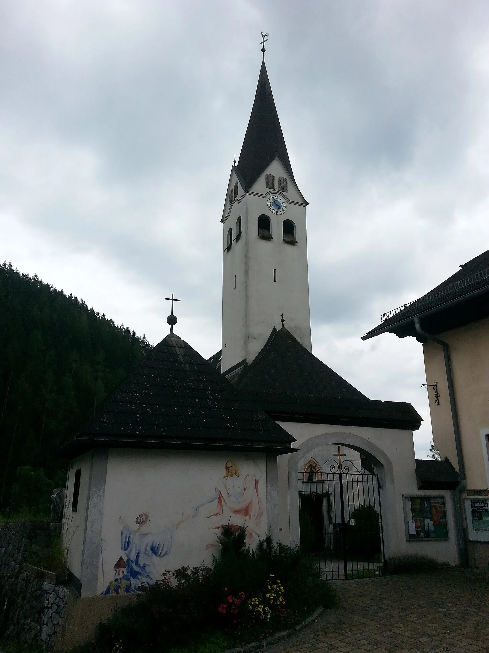 Photo showing: Kath. Pfarrkirche hl. Oswald mit Friedhof und Kriegergedächtniskapelle