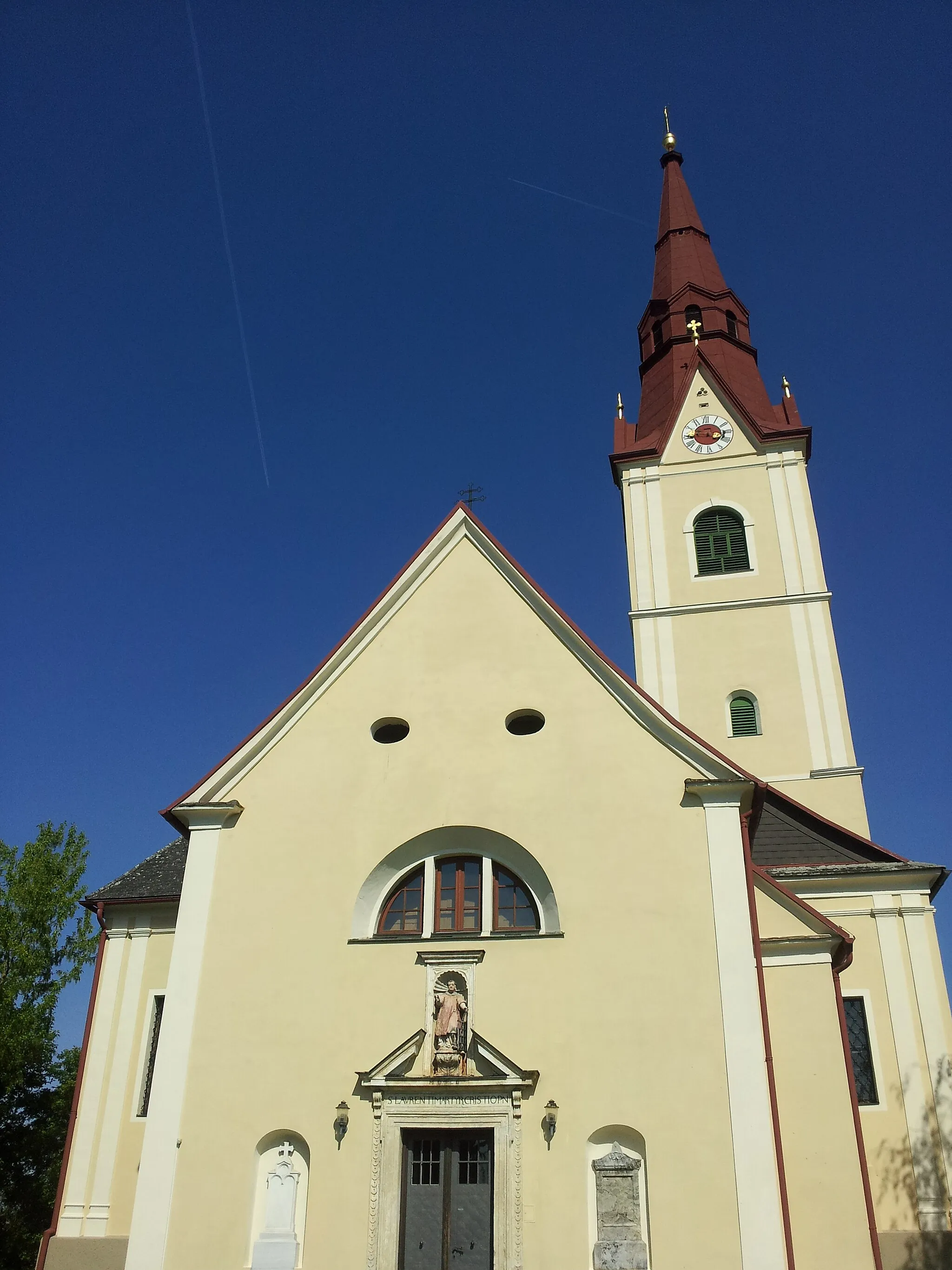 Photo showing: Kath. Pfarrkirche hl. Laurentius und Kirchhof