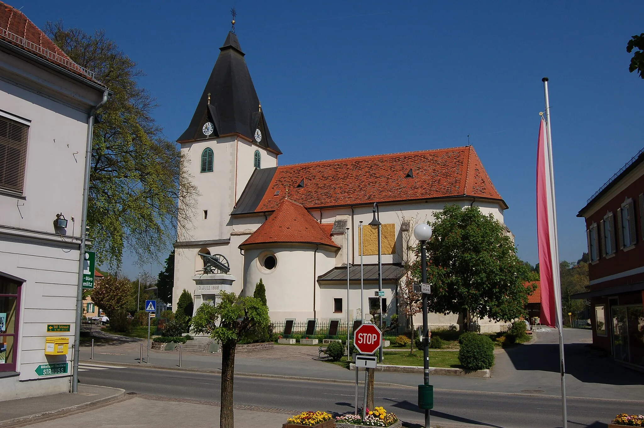 Photo showing: Saints Peter and Paul parish church and monument of soldiers killed on July 3, 1866 in Gamlitz, Styria