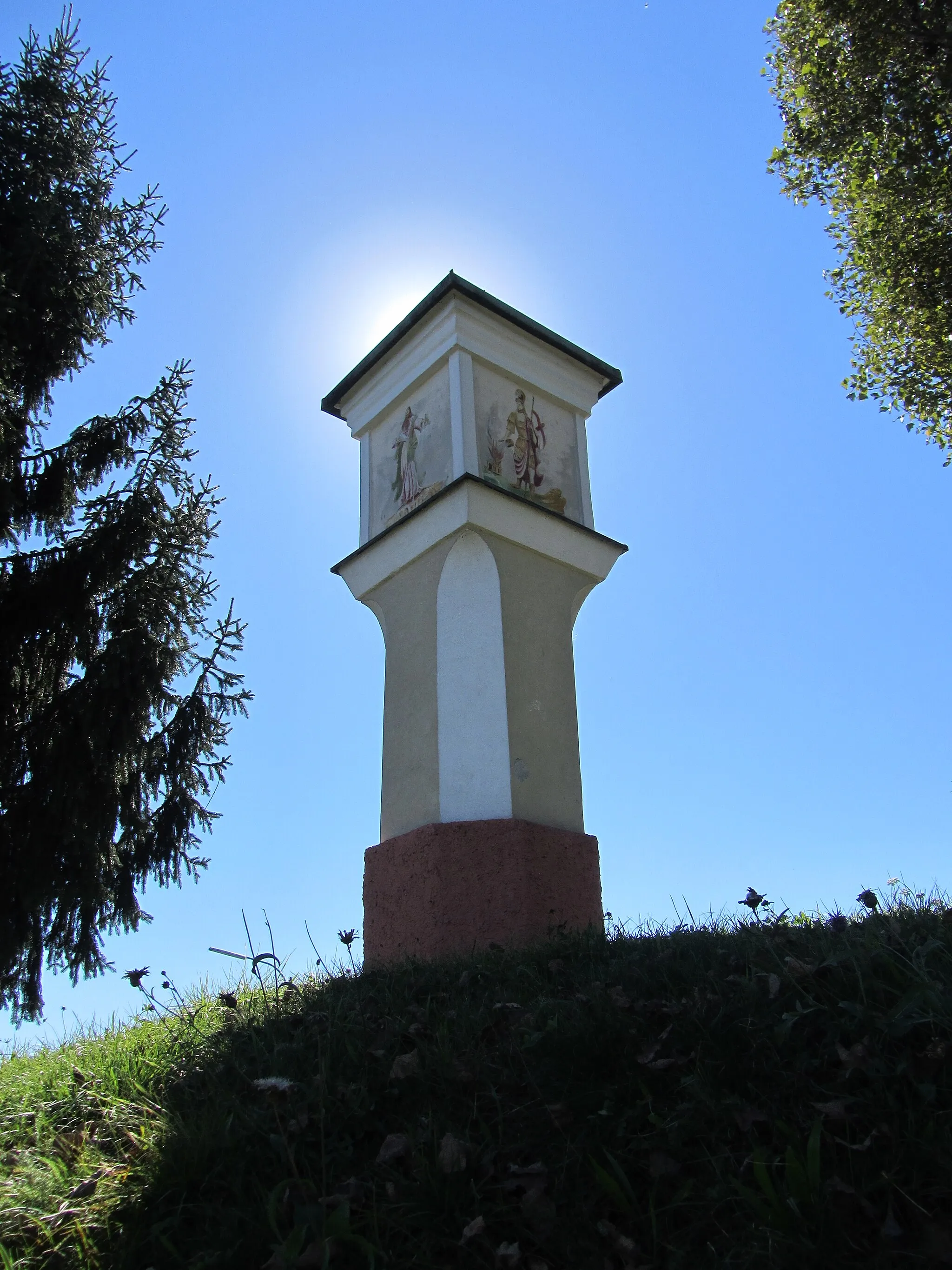 Photo showing: Bildstock (sog. Pestkreuz) und Pesthügel