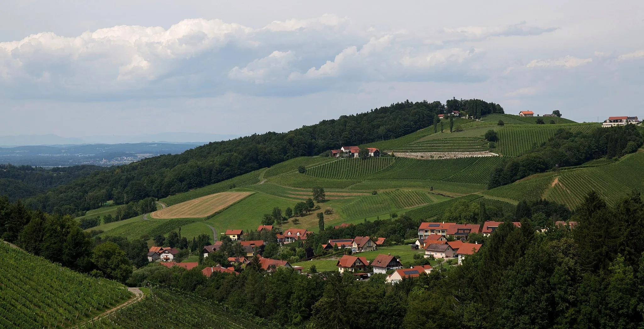 Photo showing: The village Ratsch an der Weinstraße, Styria, Austria, near the border to Slovenia